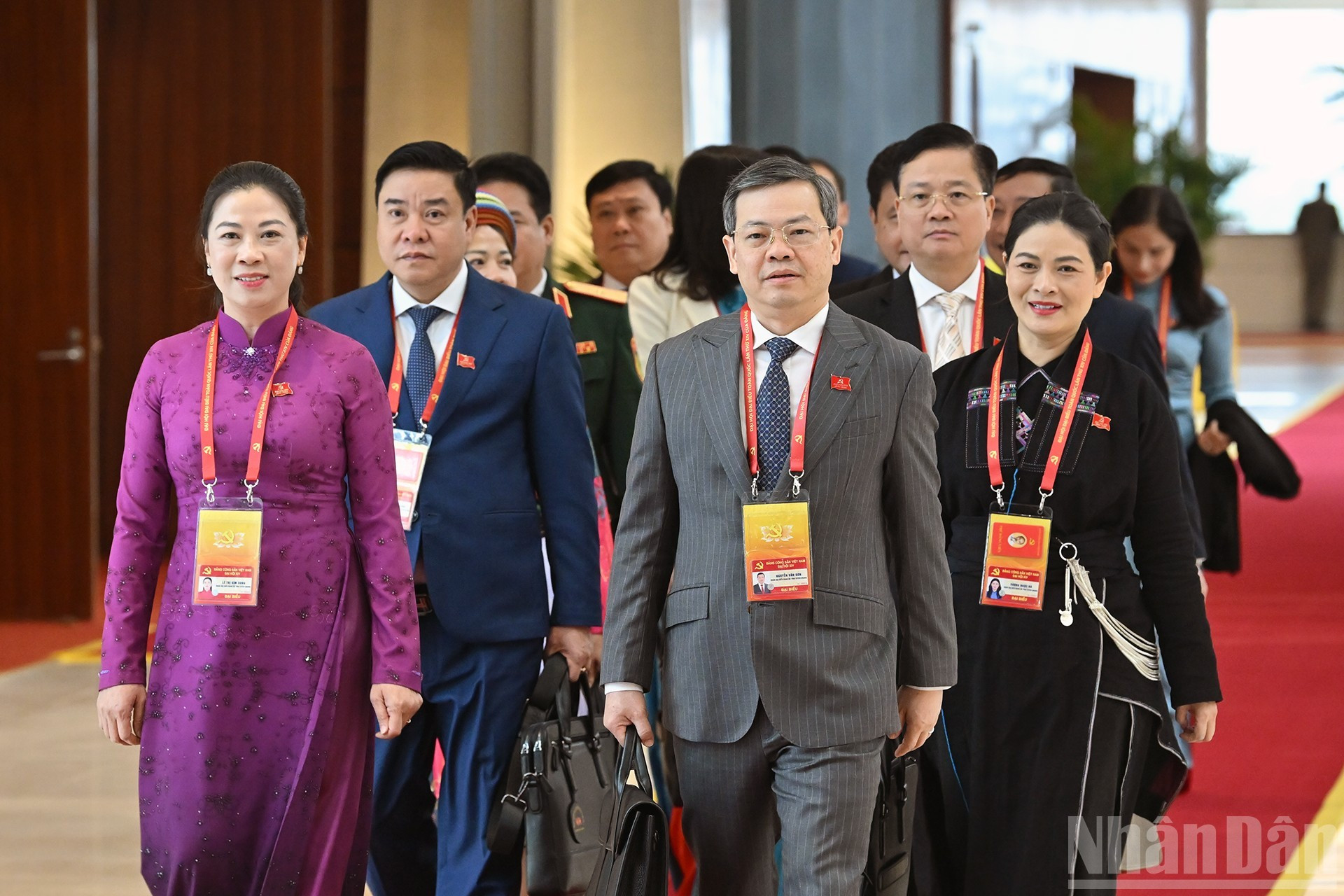 Делегация партийной организации провинции Туенкуанг прибывает на заключительное заседание. (Фото: Зюи Линь)