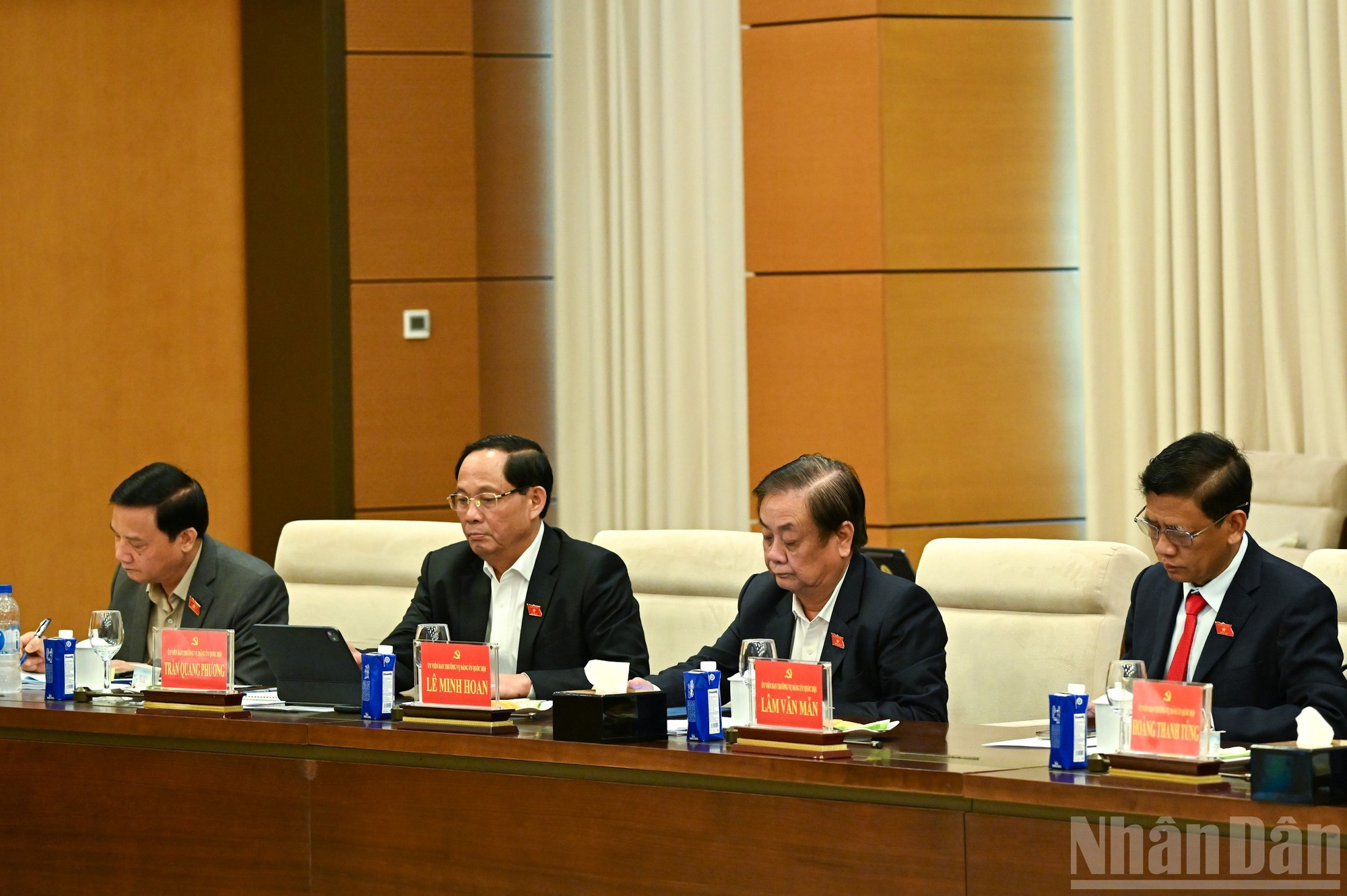 Заместители председателя Национального собрания и делегаты на конференции.