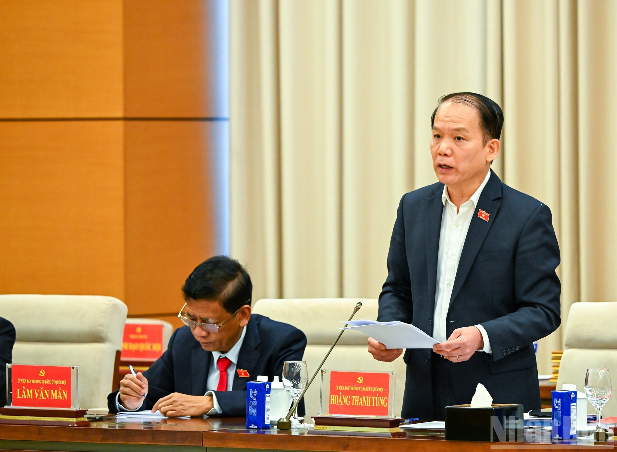 Председатель Комитета НС по вопросам законодательства и правосудия Хоанг Тхань Тунг представляет доклад о проекте ориентиров законодательной деятельности на срок полномочий НС XVI созыва для представления в Политбюро.