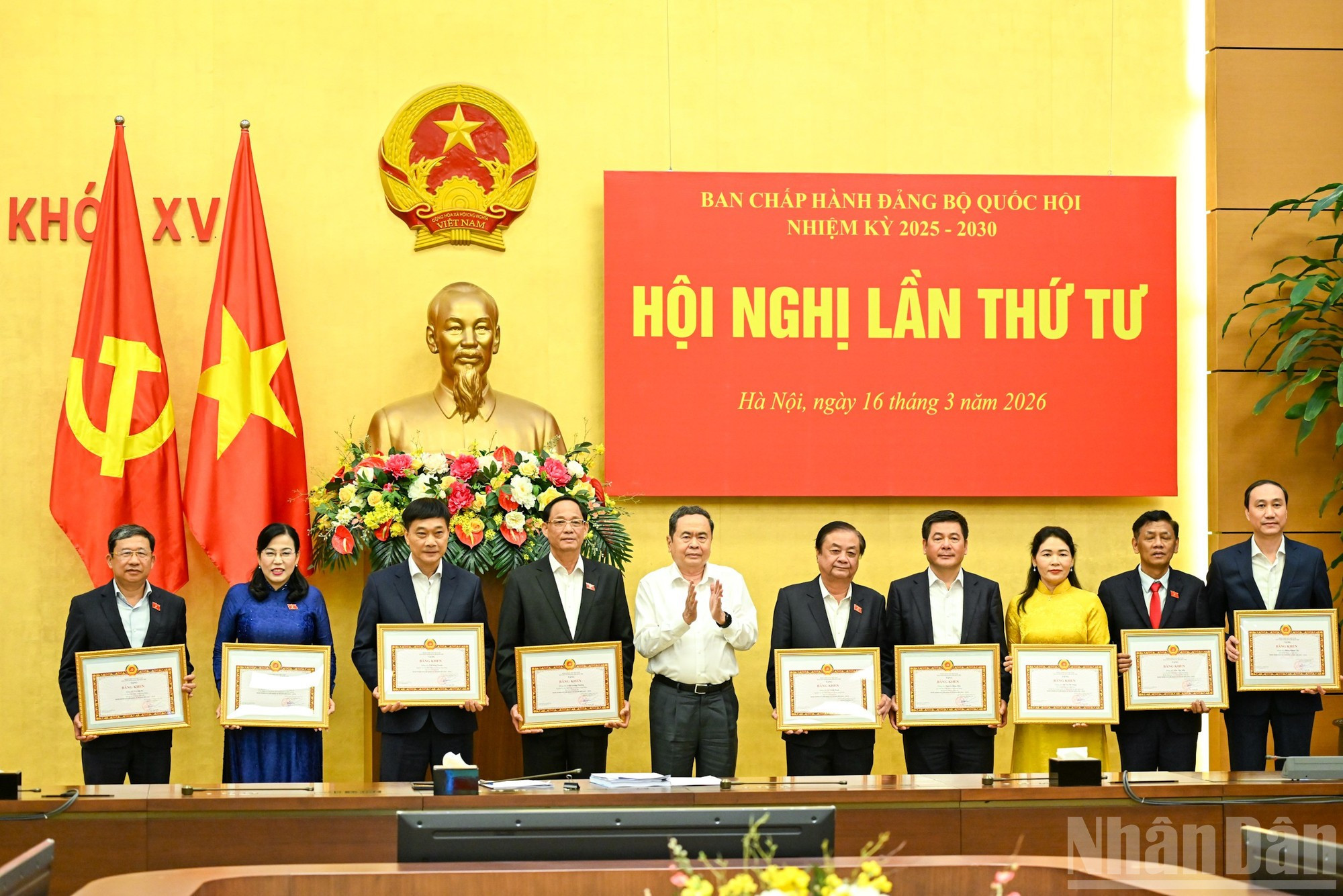 Председатель НС Чан Тхань Ман вручает почетные грамоты отдельным лицам, отлично выполнявшим задачи в течение пяти лет подряд (2021-2025 гг.).