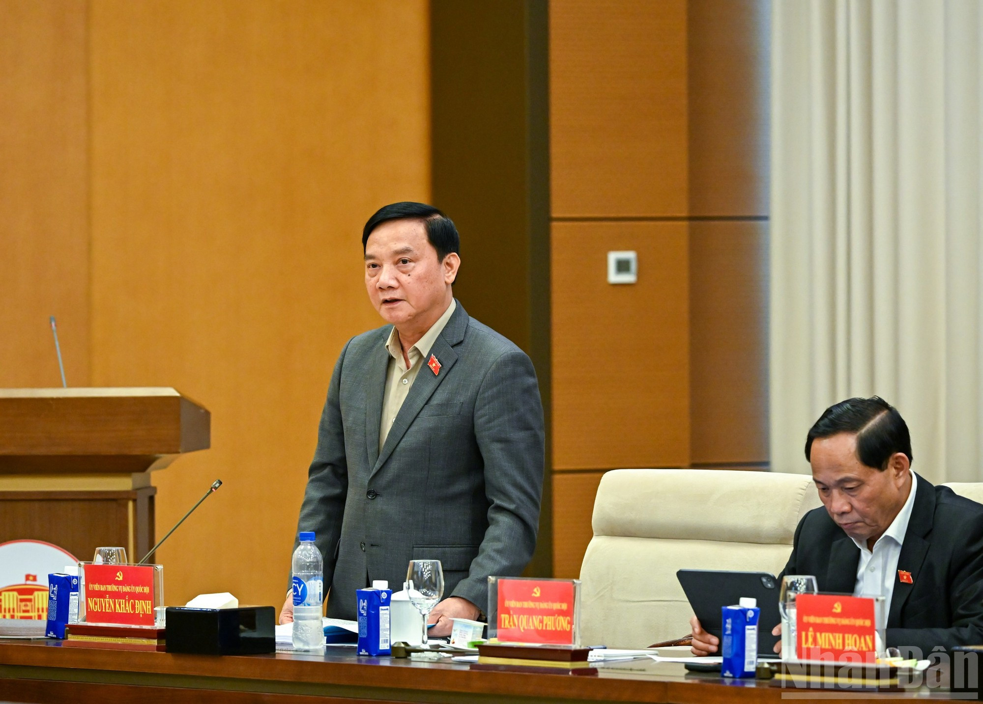 Заместитель председателя Национального собрания Нгуен Кхак Динь выступает на конференции.