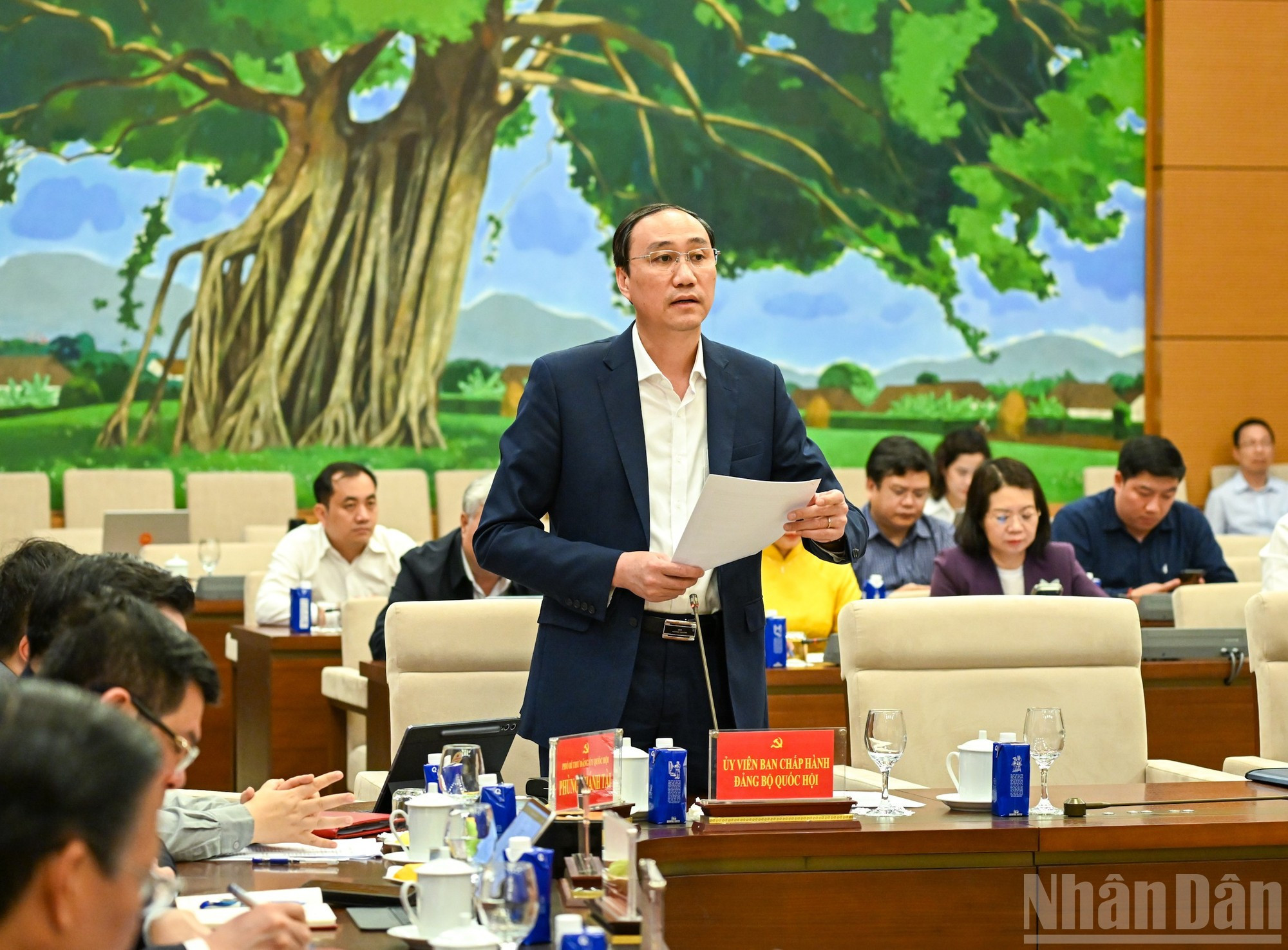 Заместитель секретаря парткома Национального собрания Фунг Кхань Тай представляет доклад о программе действий Исполнительного комитета парторганизации Национального собрания.