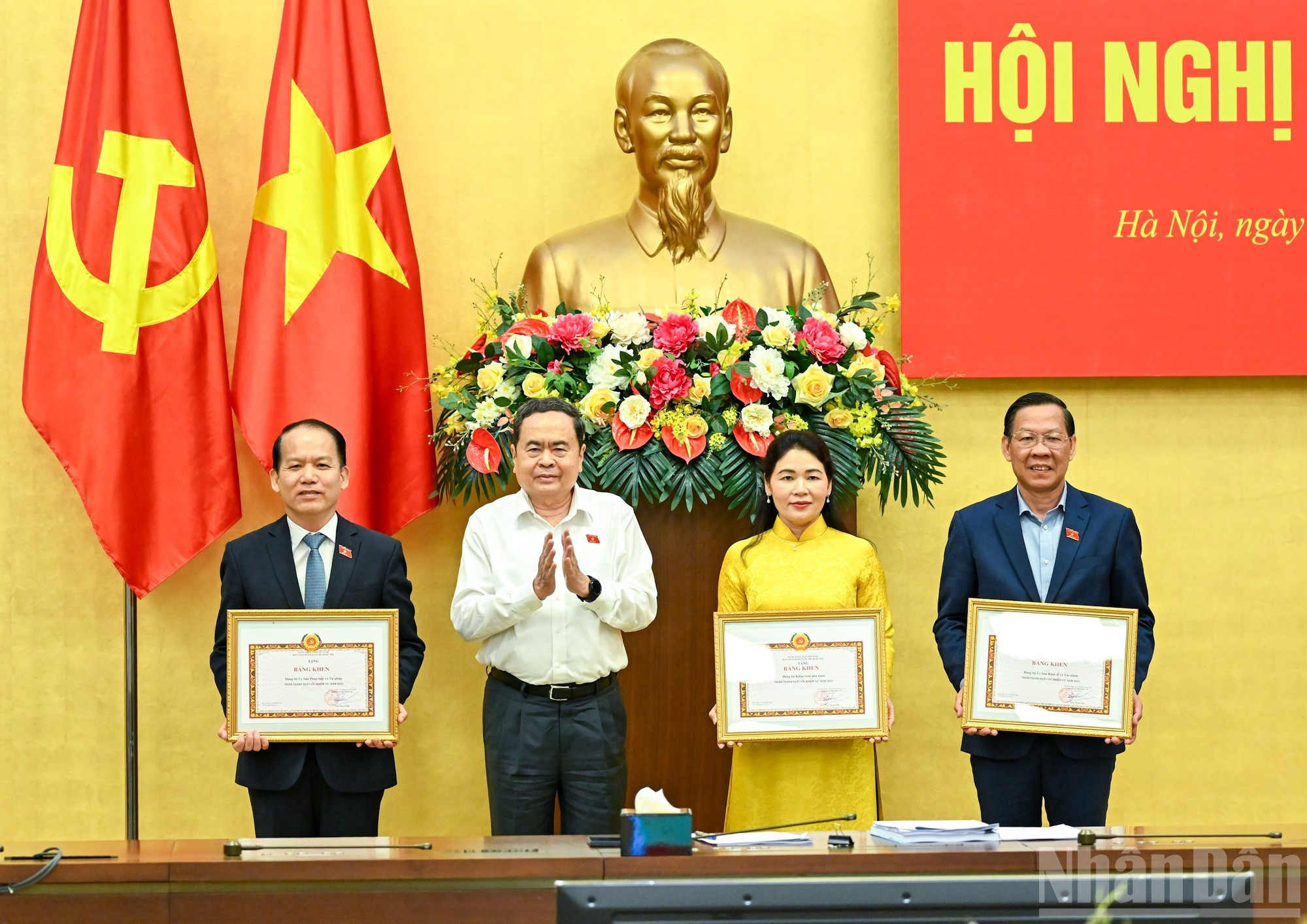 Председатель НС Чан Тхань Ман вручает почетные грамоты коллективам, отлично выполнившим задачи в 2025 году.