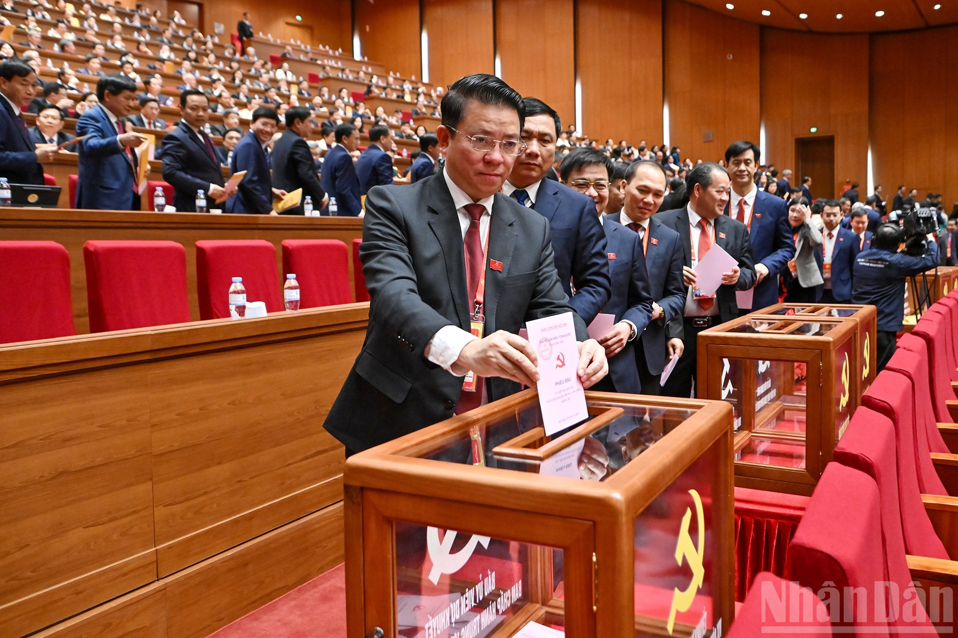 Делегаты голосуют за избрание Центрального комитета КПВ XIV созыва. (Фото: Зюи Линь)