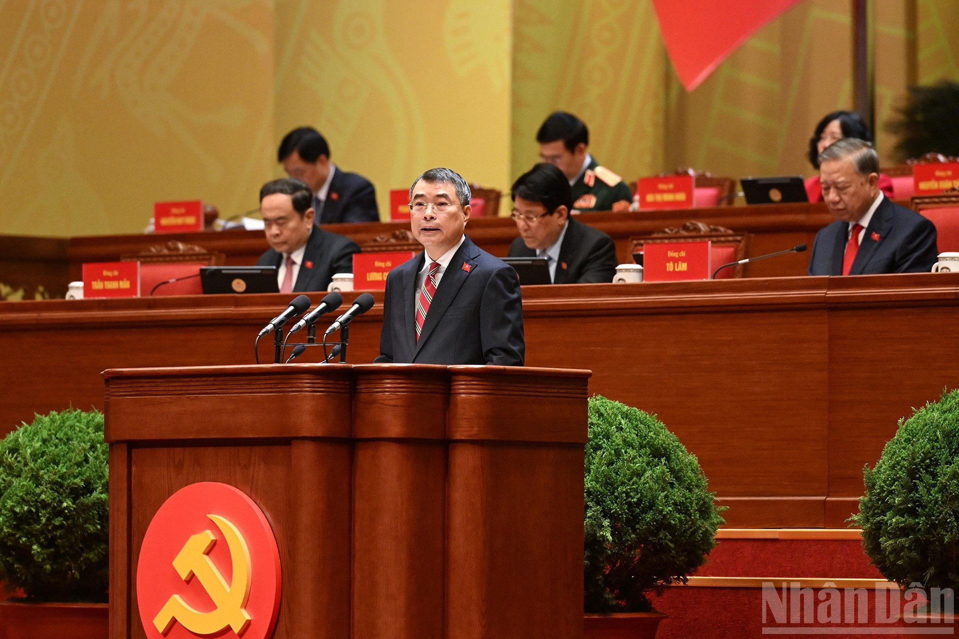 Заведующий Организационным отделом ЦК КПВ Ле Минь Хынг выступает на заседании. (Фото: Данг Кхоа)