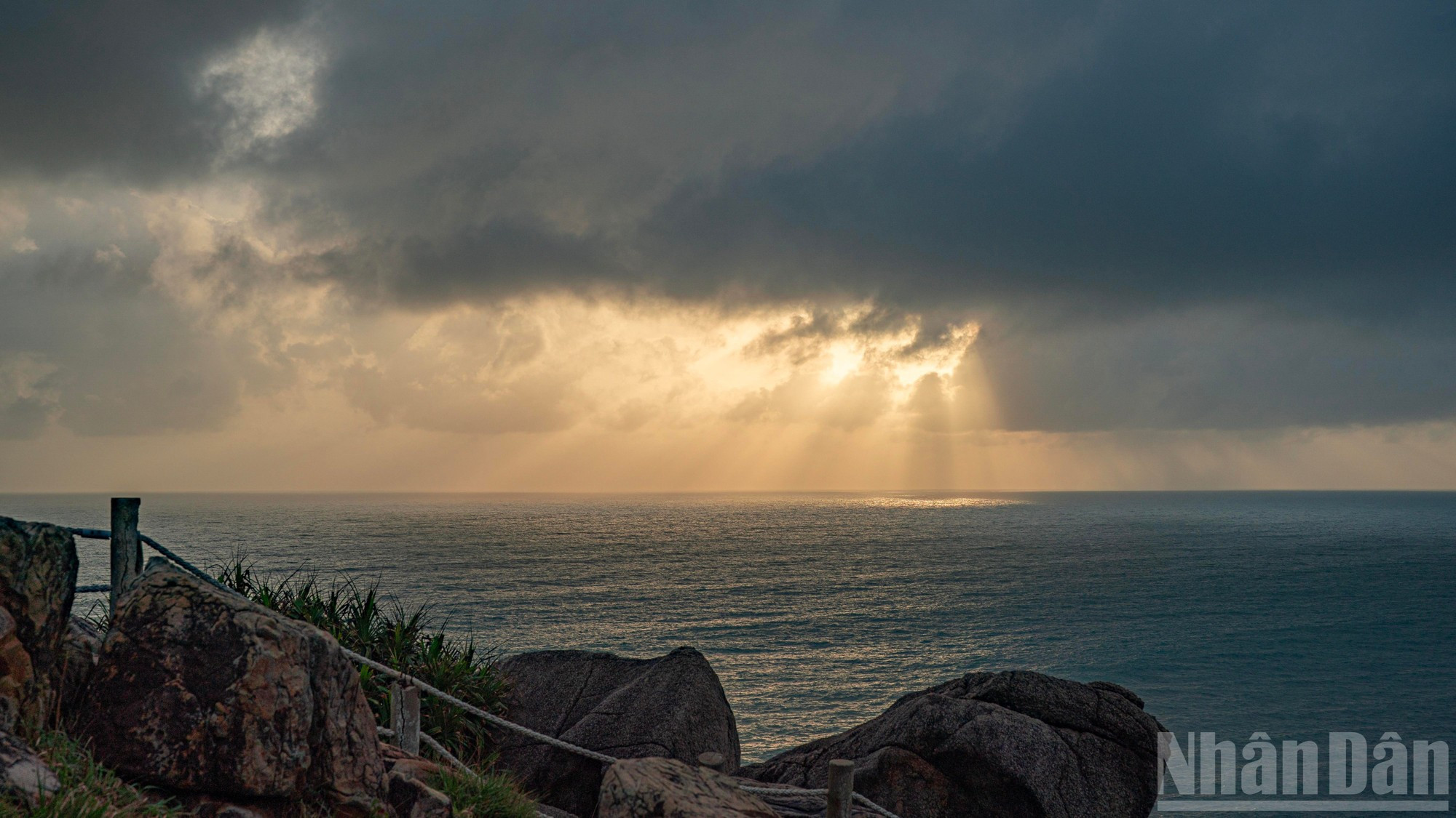Момент восхода солнца, запечатленный в районе мыса Муидиен у подножия маяка Дайлань.