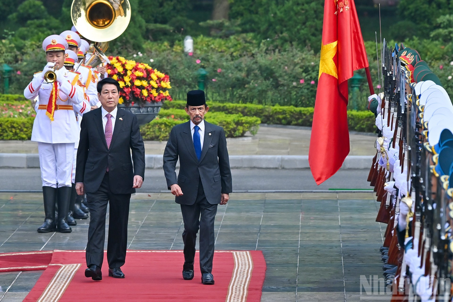 Президент Лыонг Кыонг и Султан Хаджи Хассанал Болкиах обходят строй почетного караула Вьетнамской народной армии на церемонии встречи.