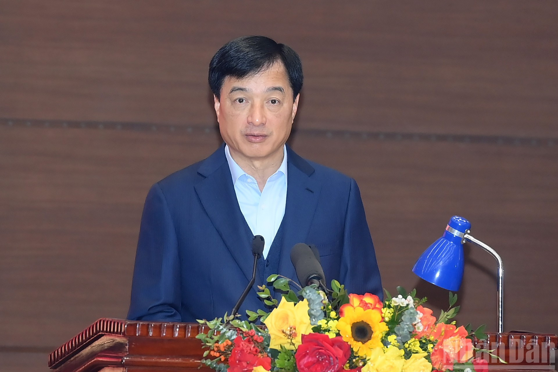 Член Политбюро, Секретарь Парткома Ханоя Нгуен Зюи Нгок выступает на рабочей встрече.