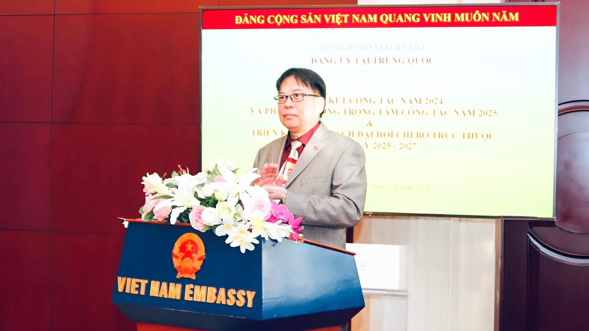 Товарищ Нгуен Зюи Фонг на конференции по подведению итогов работы парткома Вьетнама в Китае за 2024 год.