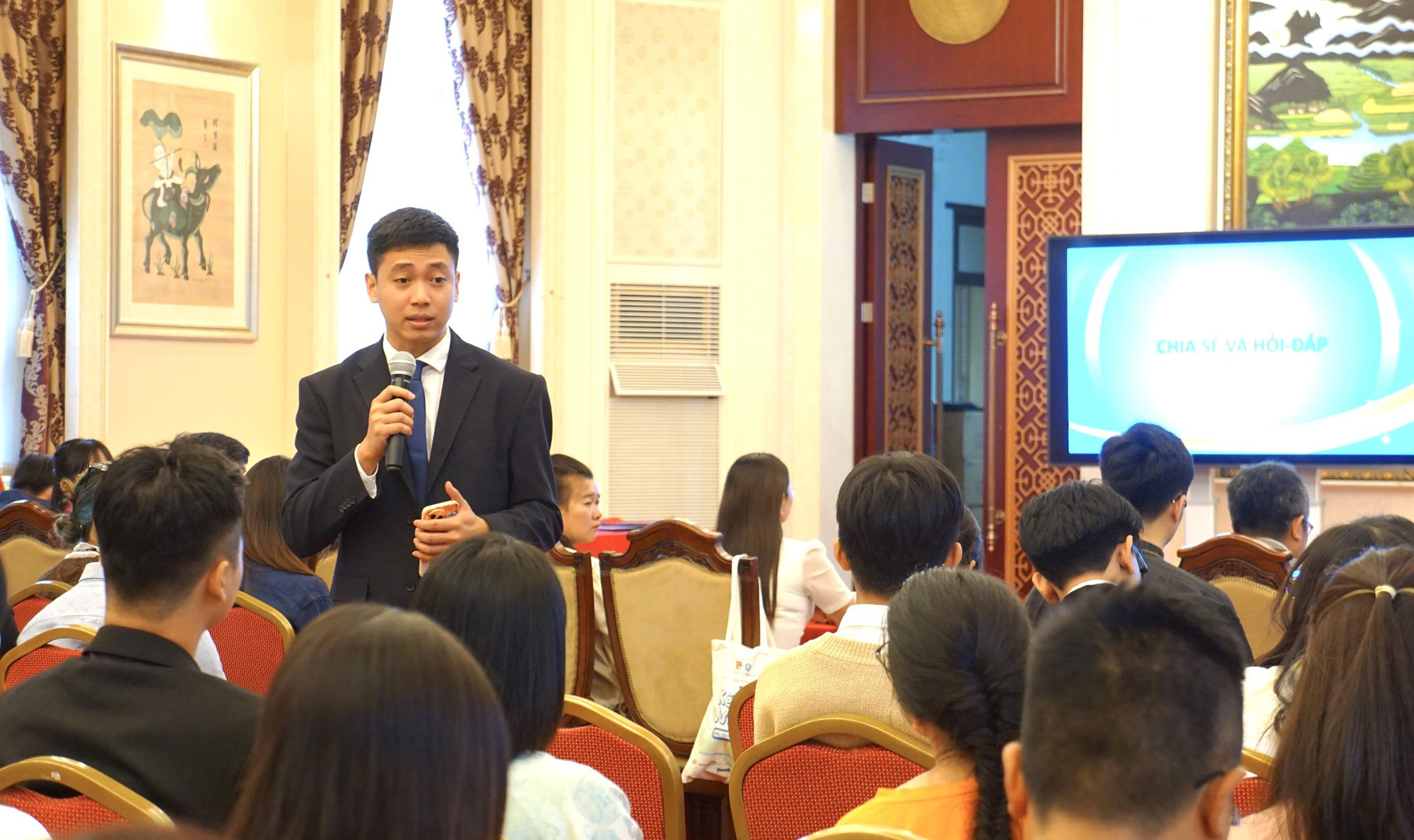 Товарищ Нгуен Ле Ань Кхоа отвечает на вопросы студентов, недавно прибывших на учебу в Пекин.