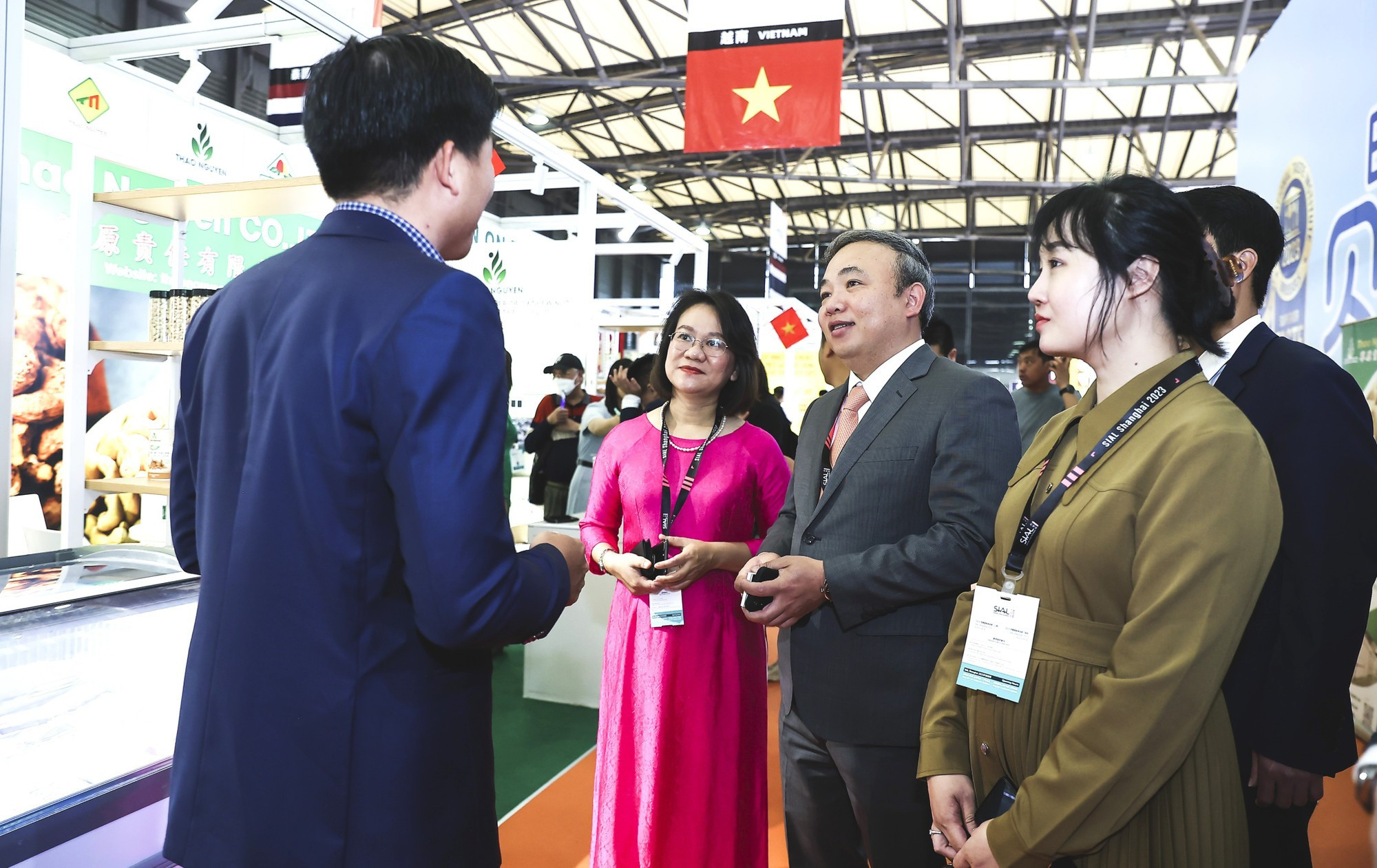 Генеральный консул Вьетнама в Шанхае Нгуен Тхе Тунг (в центре) посещает вьетнамский павильон на Международной продовольственной выставке SIAL Shanghai 2023 года.