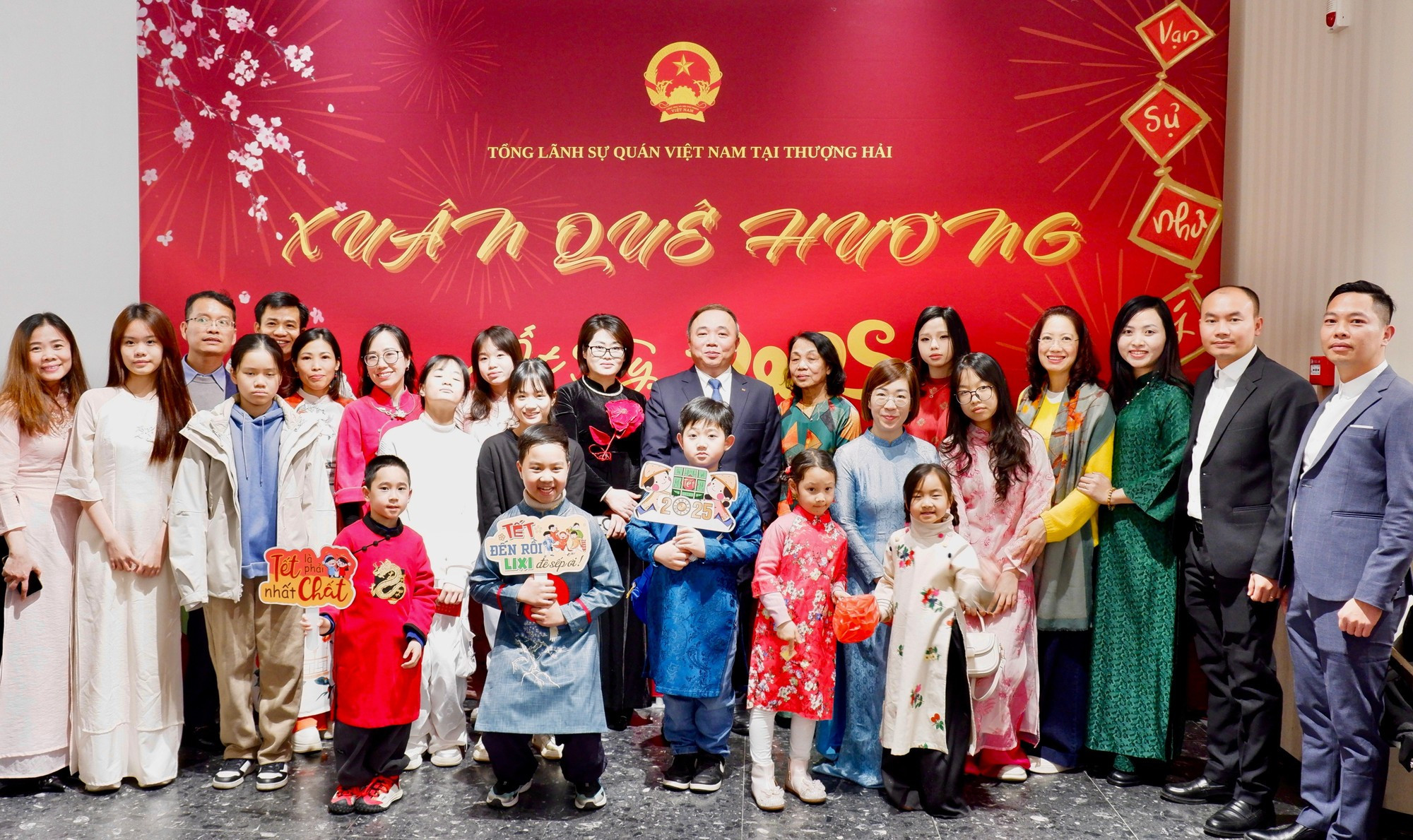 Товарищ Нгуен Тхе Тунг с представителями вьетнамской общины на программе «Весна на Родине – 2025».