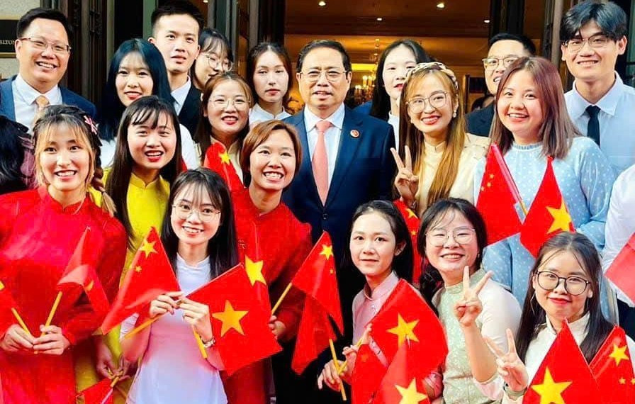 Товарищ Нгуен Тхи Ван Кюинь (в центре, в красном аозай) вместе с вьетнамскими студентами на встрече с Премьер-министром Фам Минь Тьинем во время его визита в город Тяньцзинь (Китай) в 2023 году.