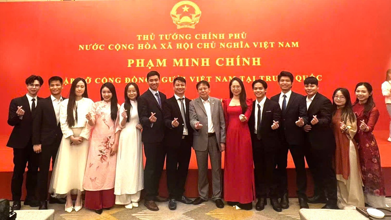 Товарищ Нгуен Ле Ань Кхоа (шестой слева) участвует в программе встречи Премьер-министра Фам Минь Тьиня с представителями вьетнамской общины в Китае.