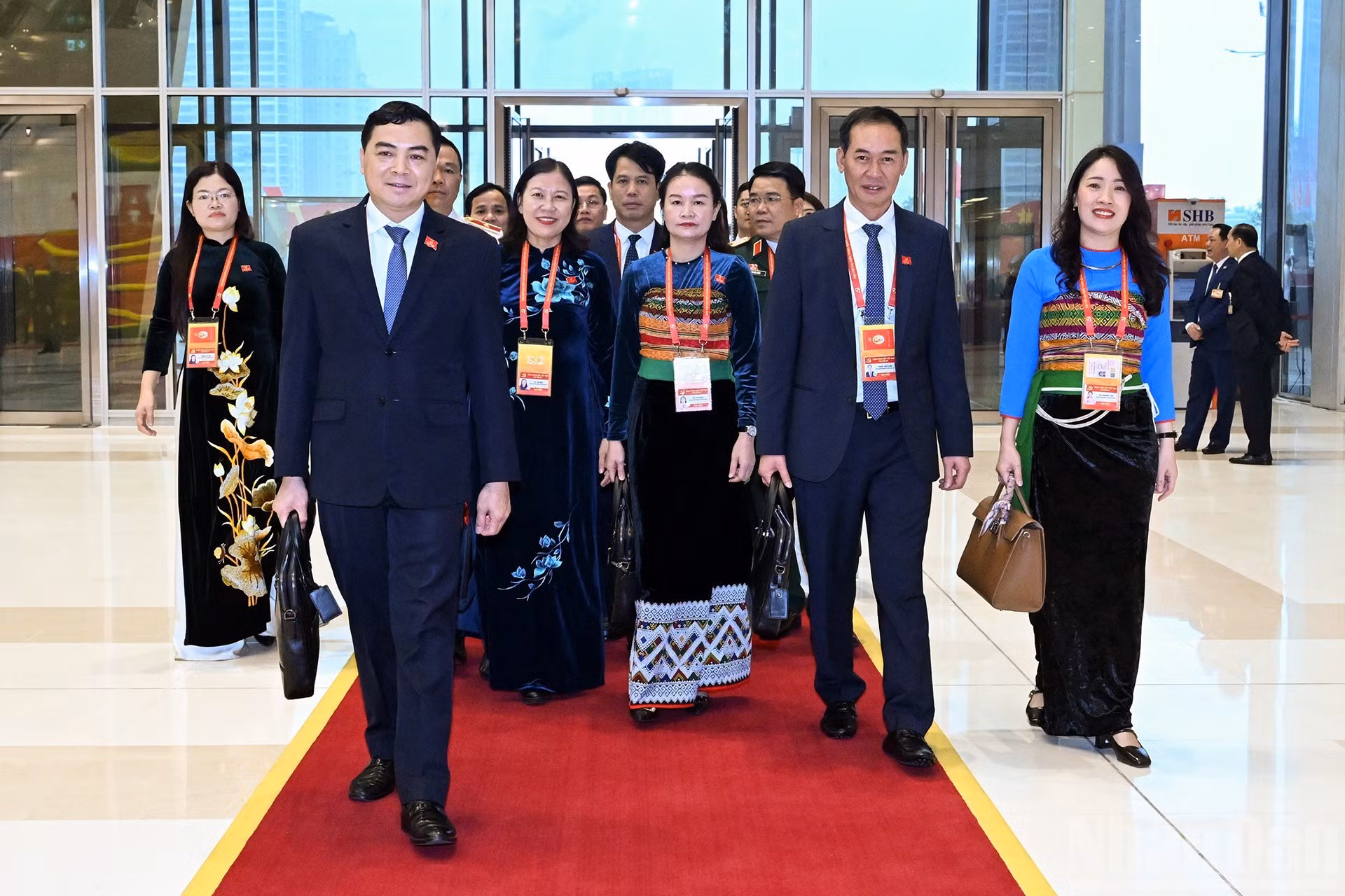 Делегаты прибывают на подготовительное заседание XIV съезда Партии. (Фото: Данг Кхоа)