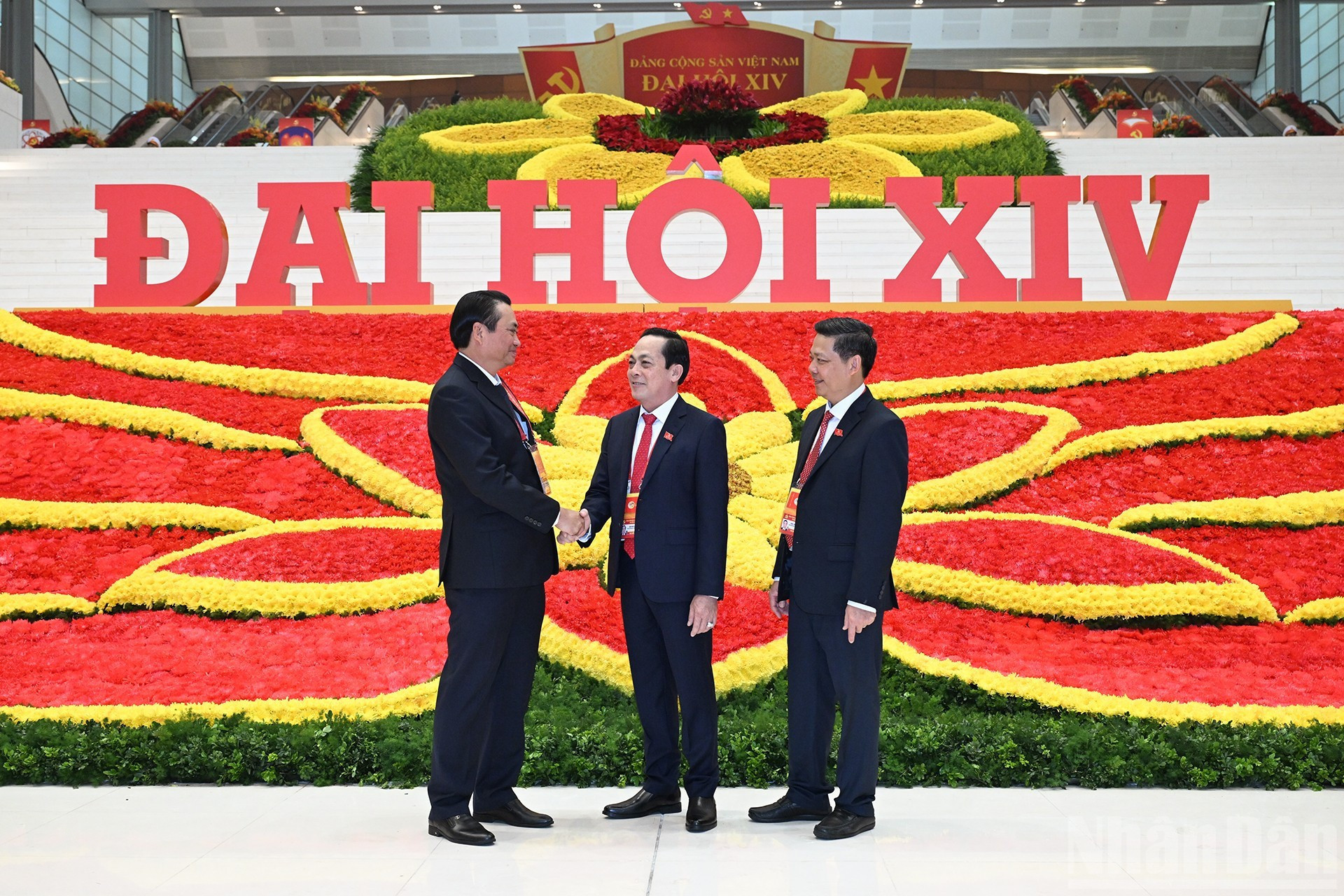 Делегаты обмениваются мнениями в кулуарах подготовительного заседания. (Фото: Зюи Линь)