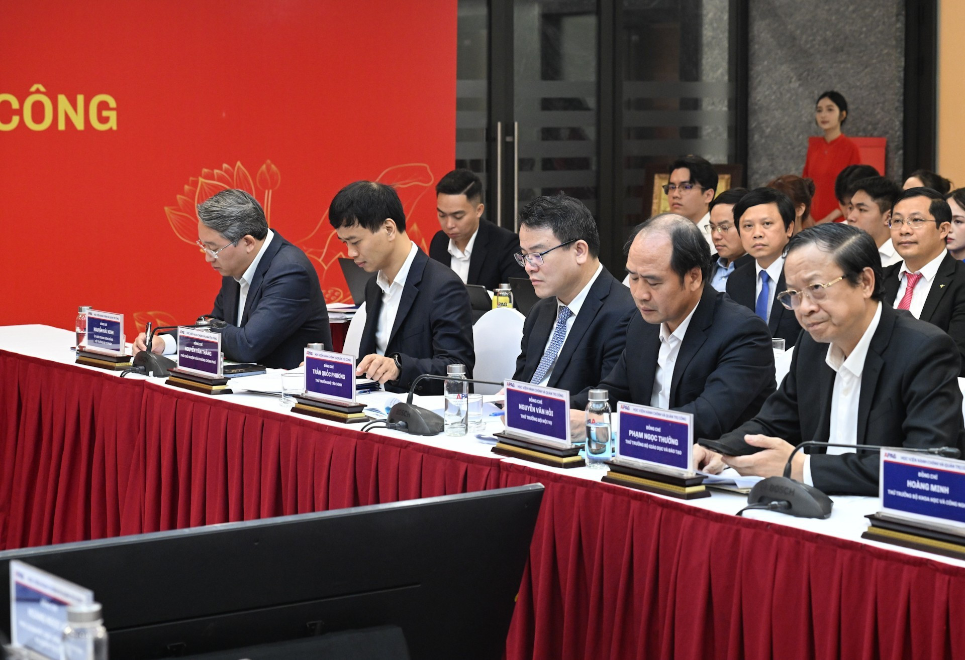 Представители партийных органов, министерств и ведомств на рабочей встрече.