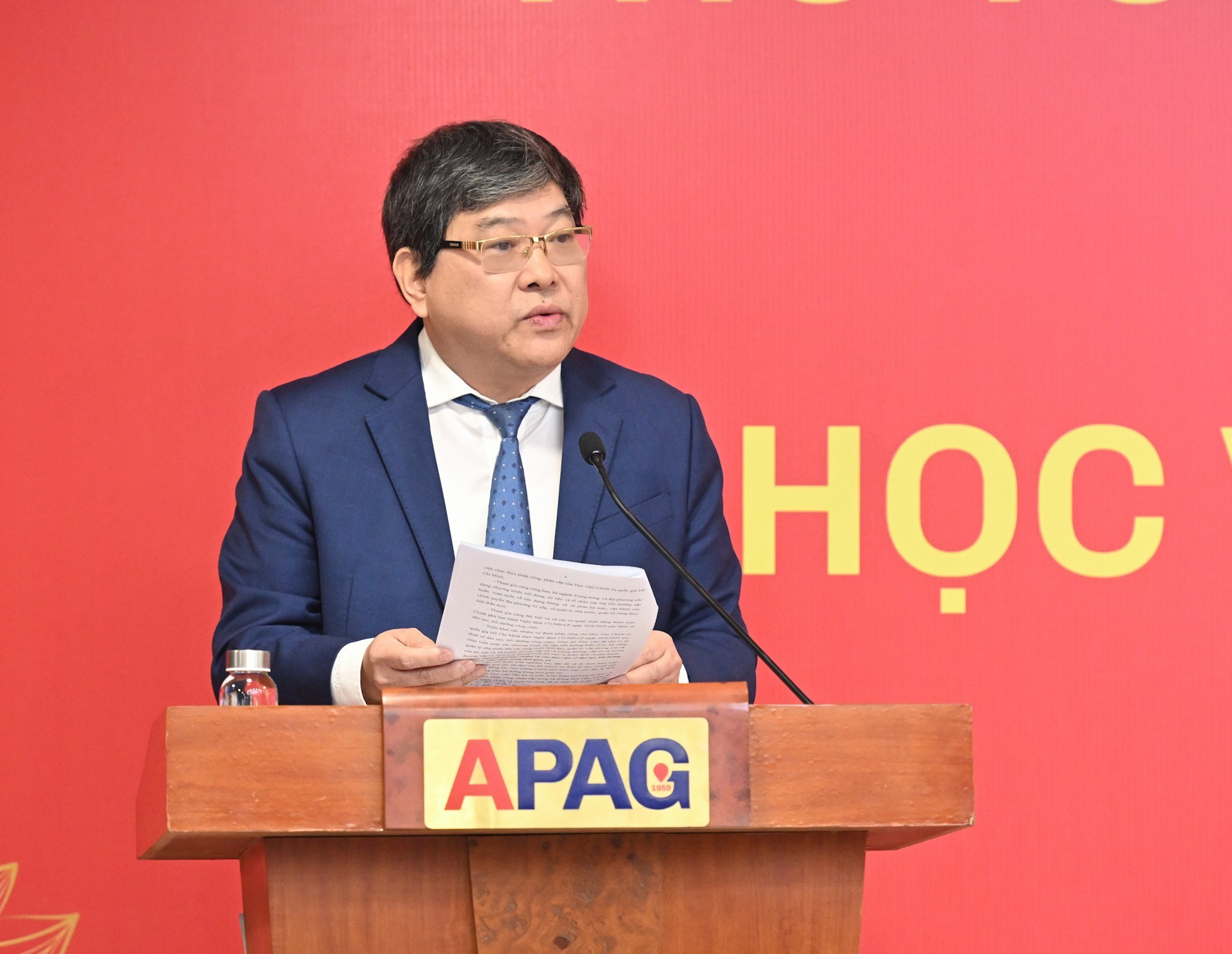 Заместитель директора Государственной политической академии имени Хо Ши Мина Нгуен Зюи Бак выступает на рабочей встрече.