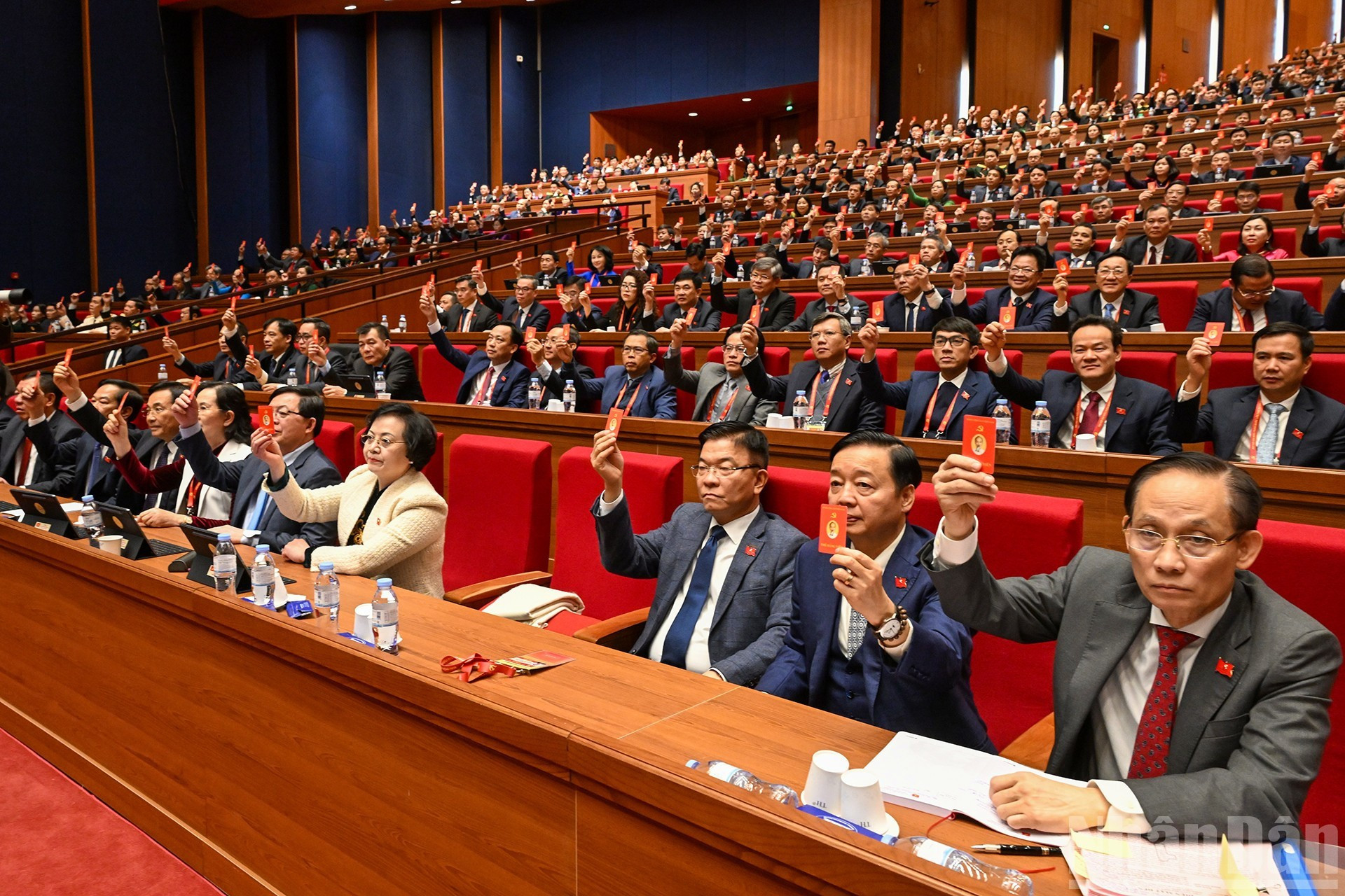 Делегаты делегации парторганизации Правительства голосуют на заседании. (Фото: Тхюи Нгуен)