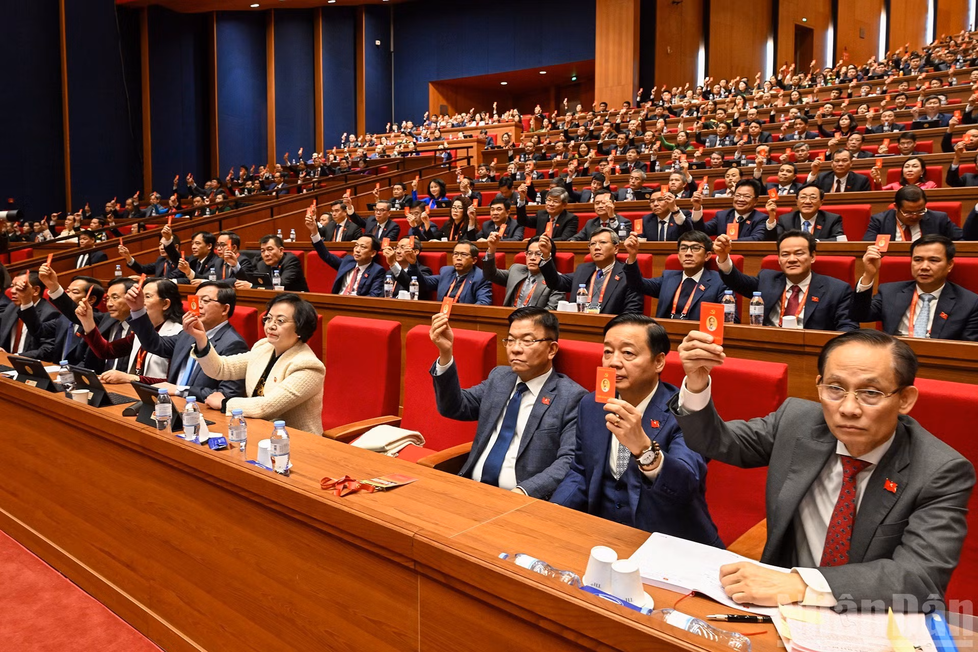 Делегаты делегации парторганизации Правительства голосуют на заседании. (Фото: Тхюи Нгуен)