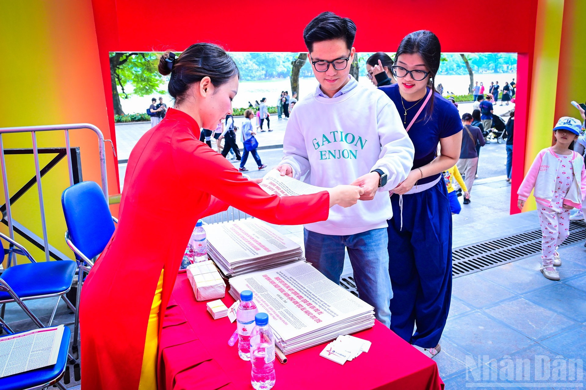 Многие молодые читатели проявляют интерес к спецвыпуску газеты «Нянзан».