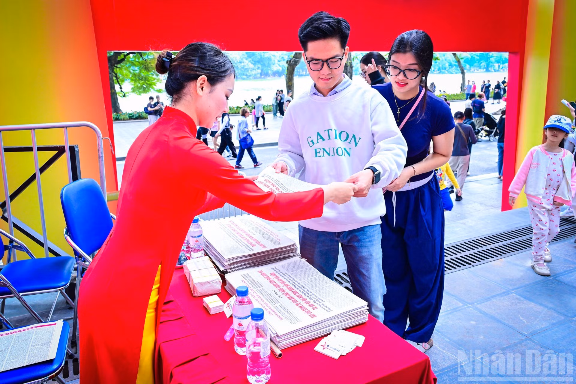 Многие молодые читатели проявляют интерес к спецвыпуску газеты «Нянзан».