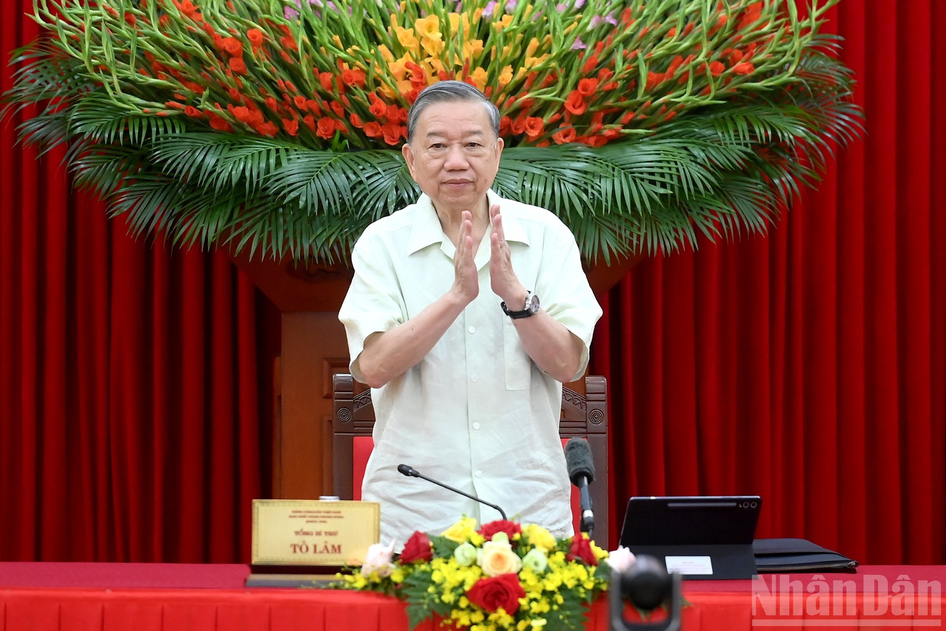 Генеральный секретарь ЦК КПВ То Лам председательствует на заседании.