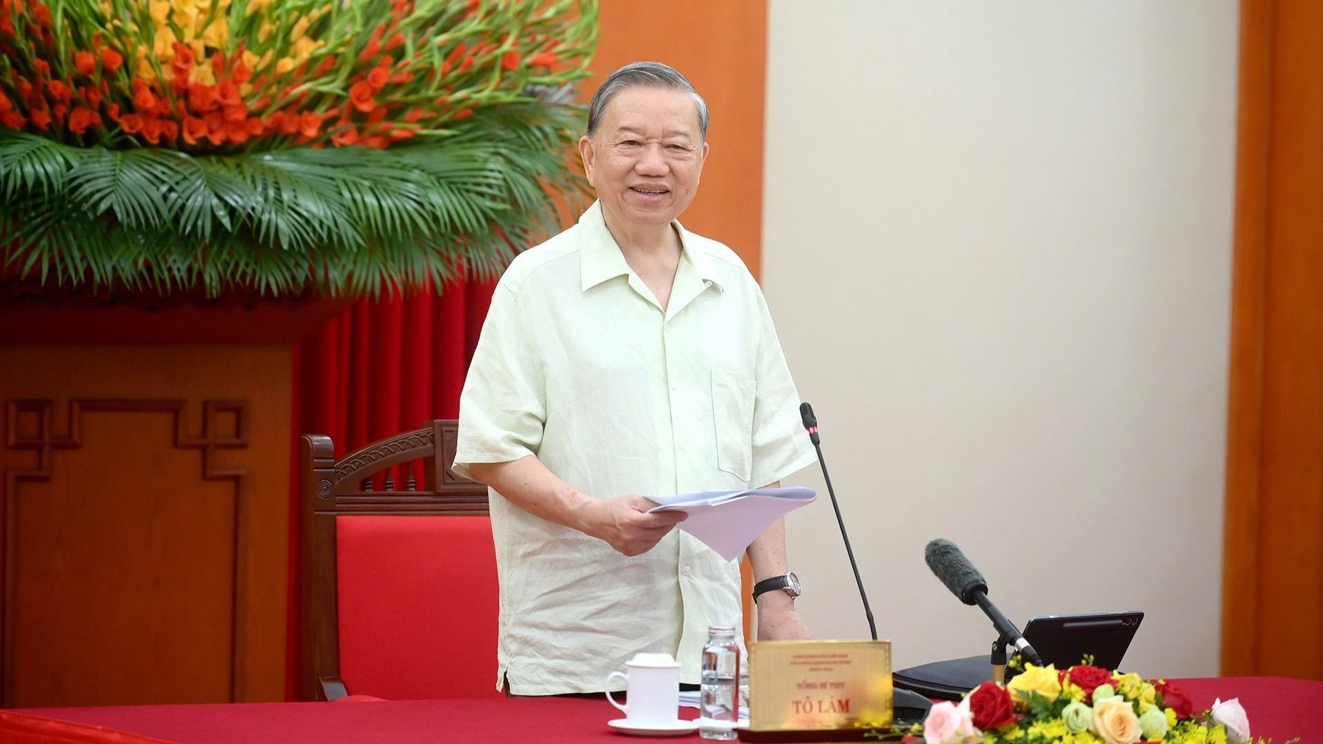 Генеральный секретарь ЦК КПВ То Лам выступает с руководящей речью.