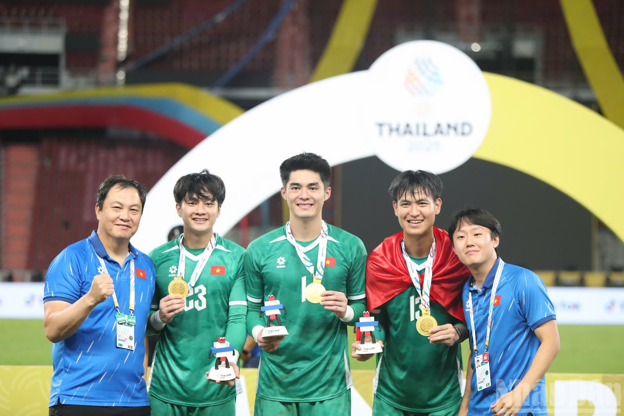 Этот день навсегда останется в памяти вратаря Чунг Киена и его партнеров. Победа открывает светлые перспективы для вьетнамских футболистов с этим многообещающим поколением игроков.