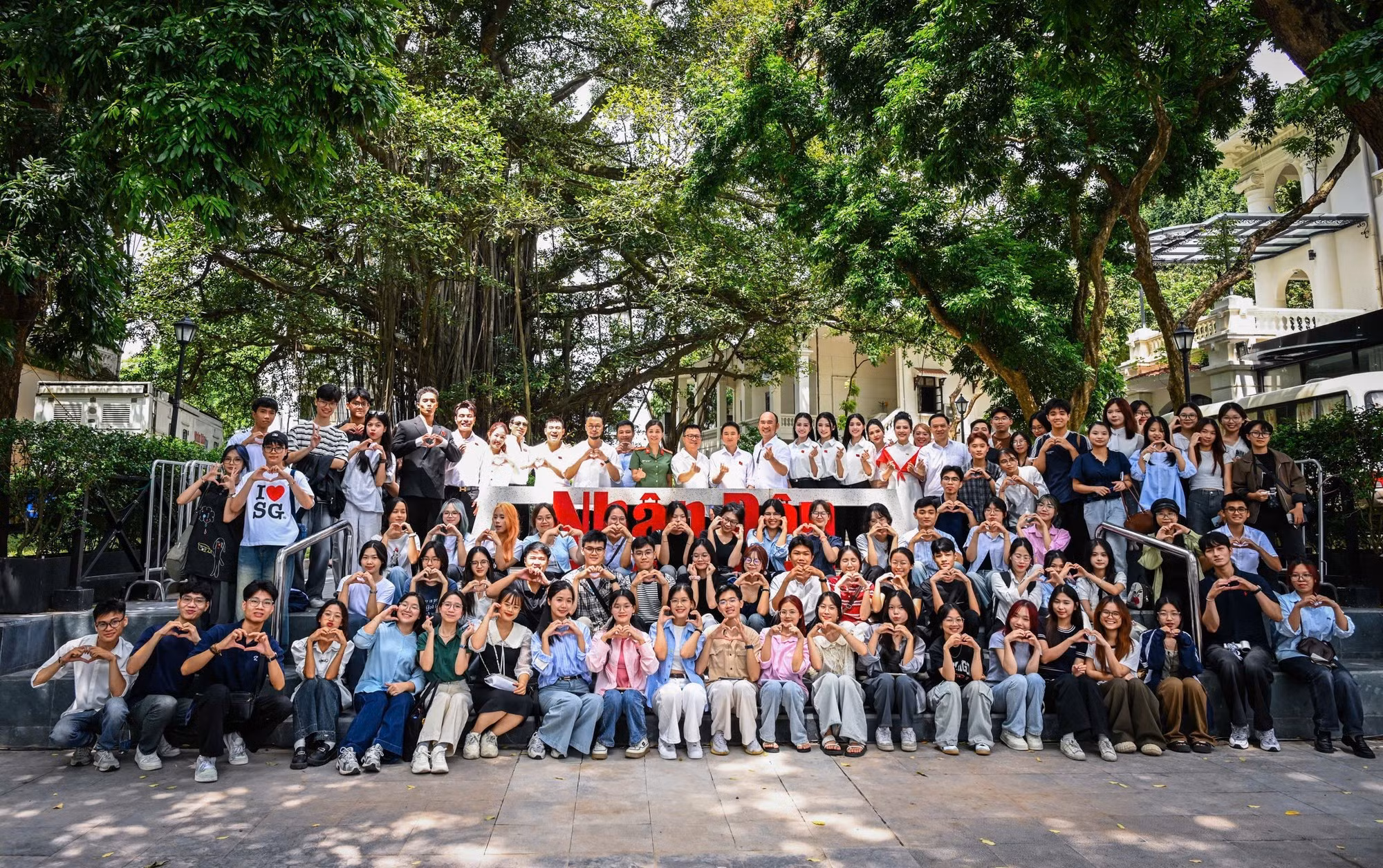 Член ЦК КПВ, Главный редактор газеты «Нянзан», Заместитель заведующего Отделом ЦК КПВ по пропаганде, политическому воспитанию и работе с народными массами, Председатель Союза журналистов Вьетнама Ле Куок Минь фотографируется на память с артистами и читателями.