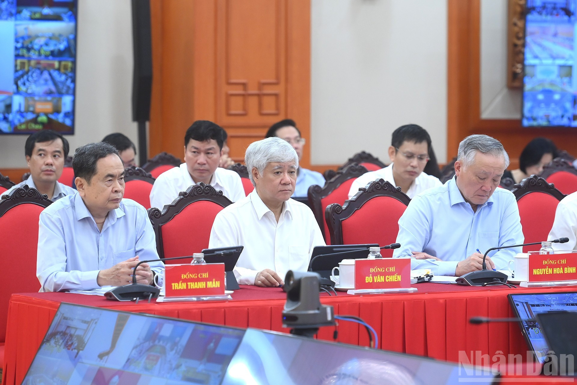 Руководители Партии и Государства на заседании.