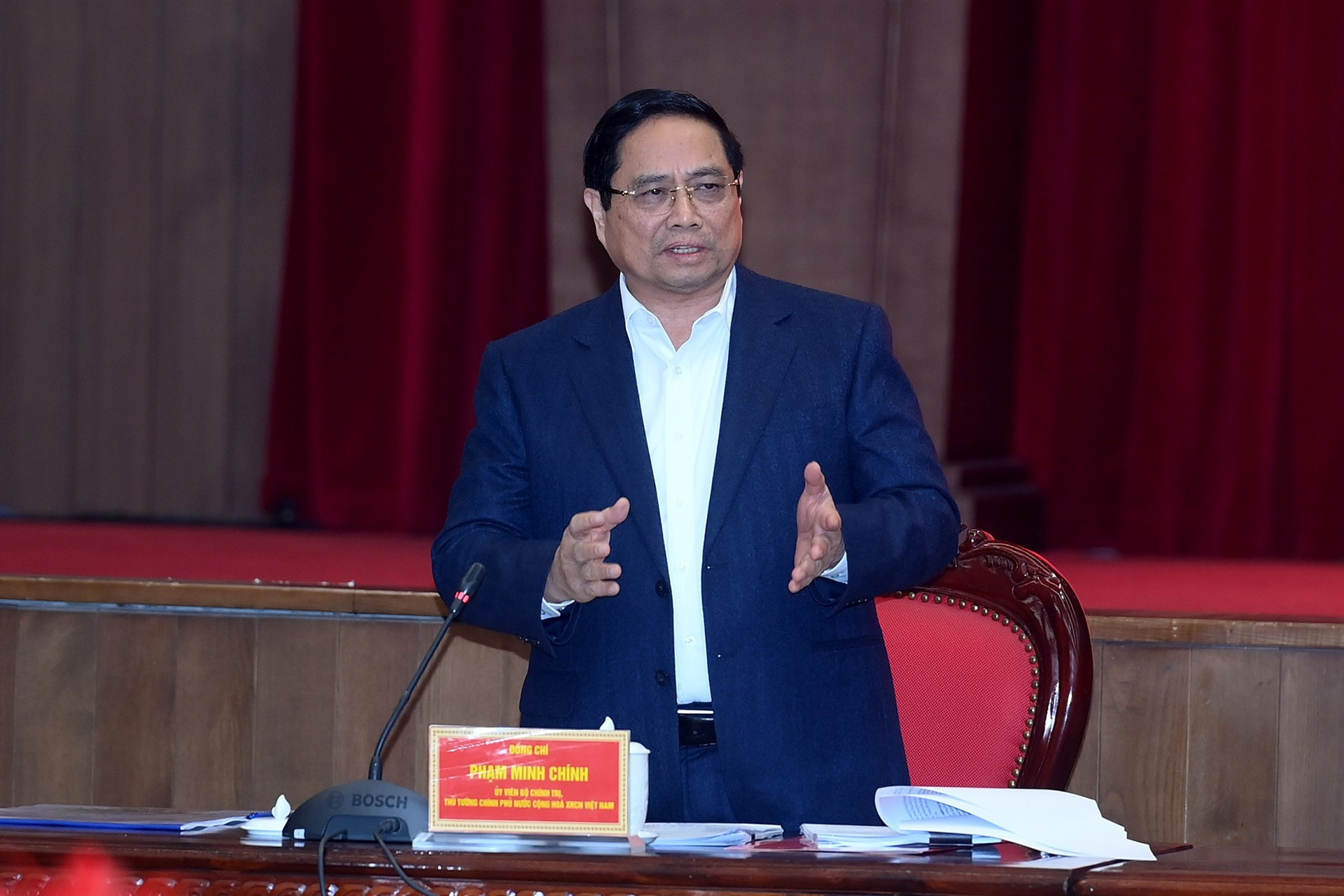 Премьер-министр Фам Минь Тьинь выступает на мероприятии.