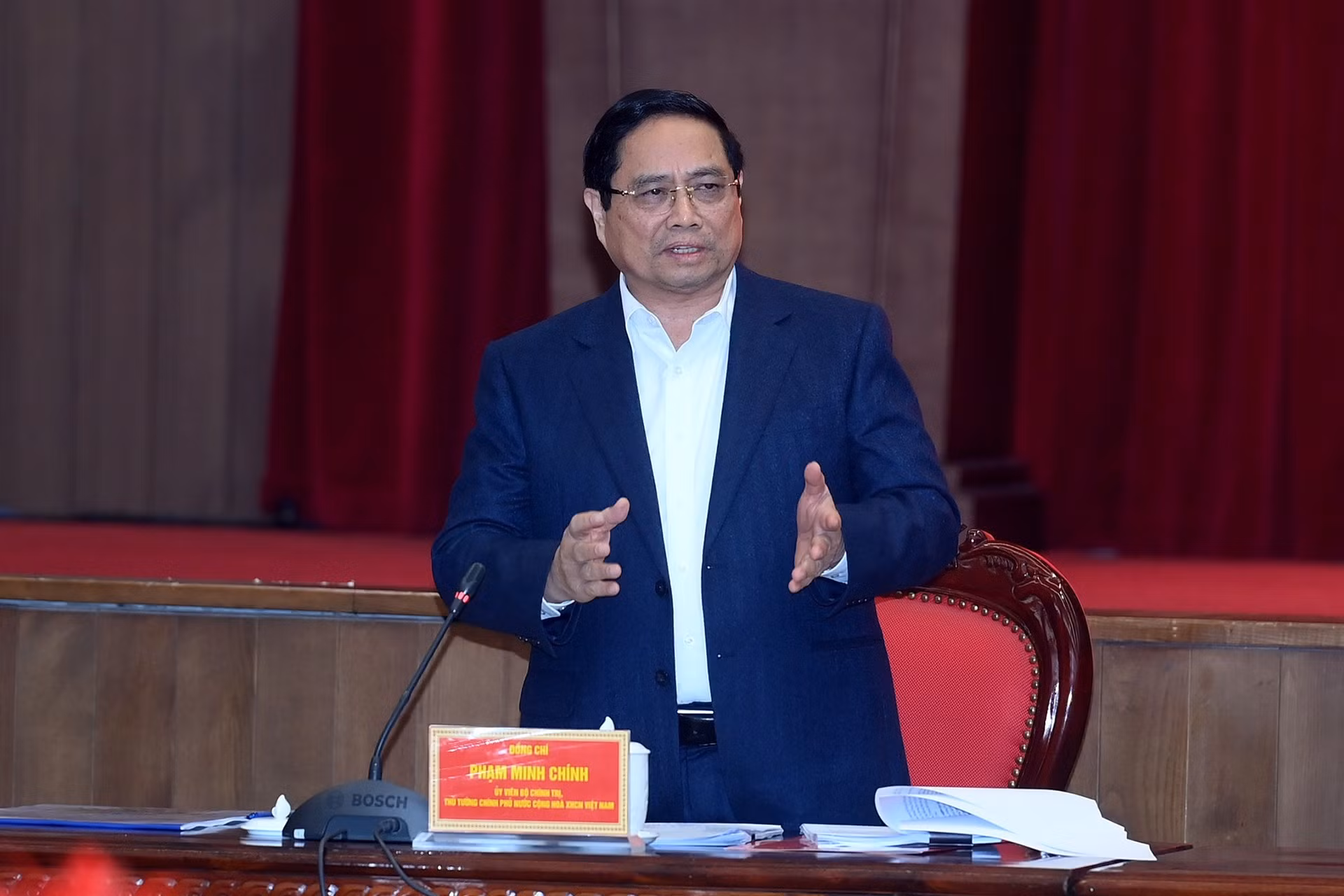 Премьер-министр Фам Минь Тьинь выступает на мероприятии.