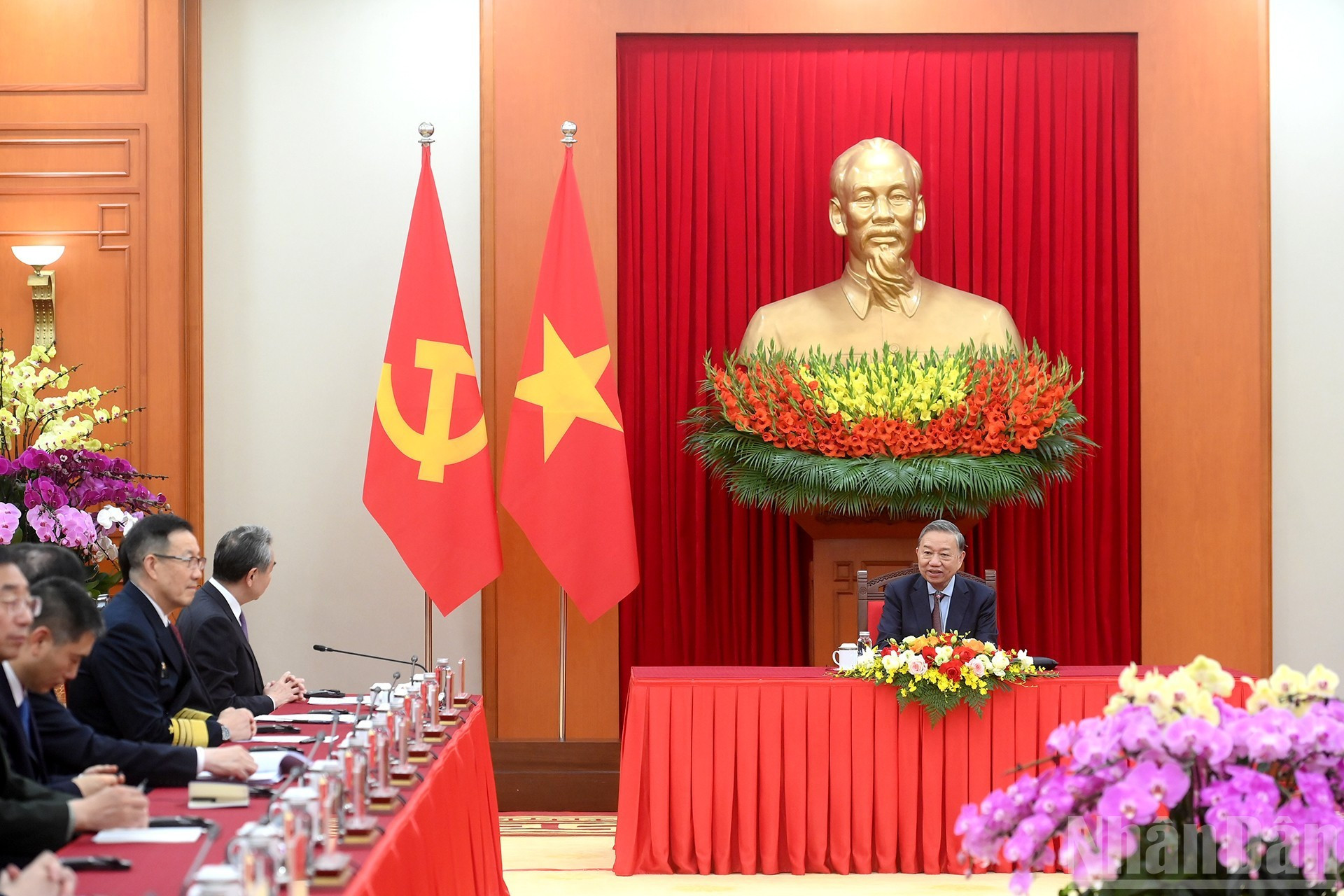 Генеральный секретарь ЦК КПВ То Лам выступает на встрече.