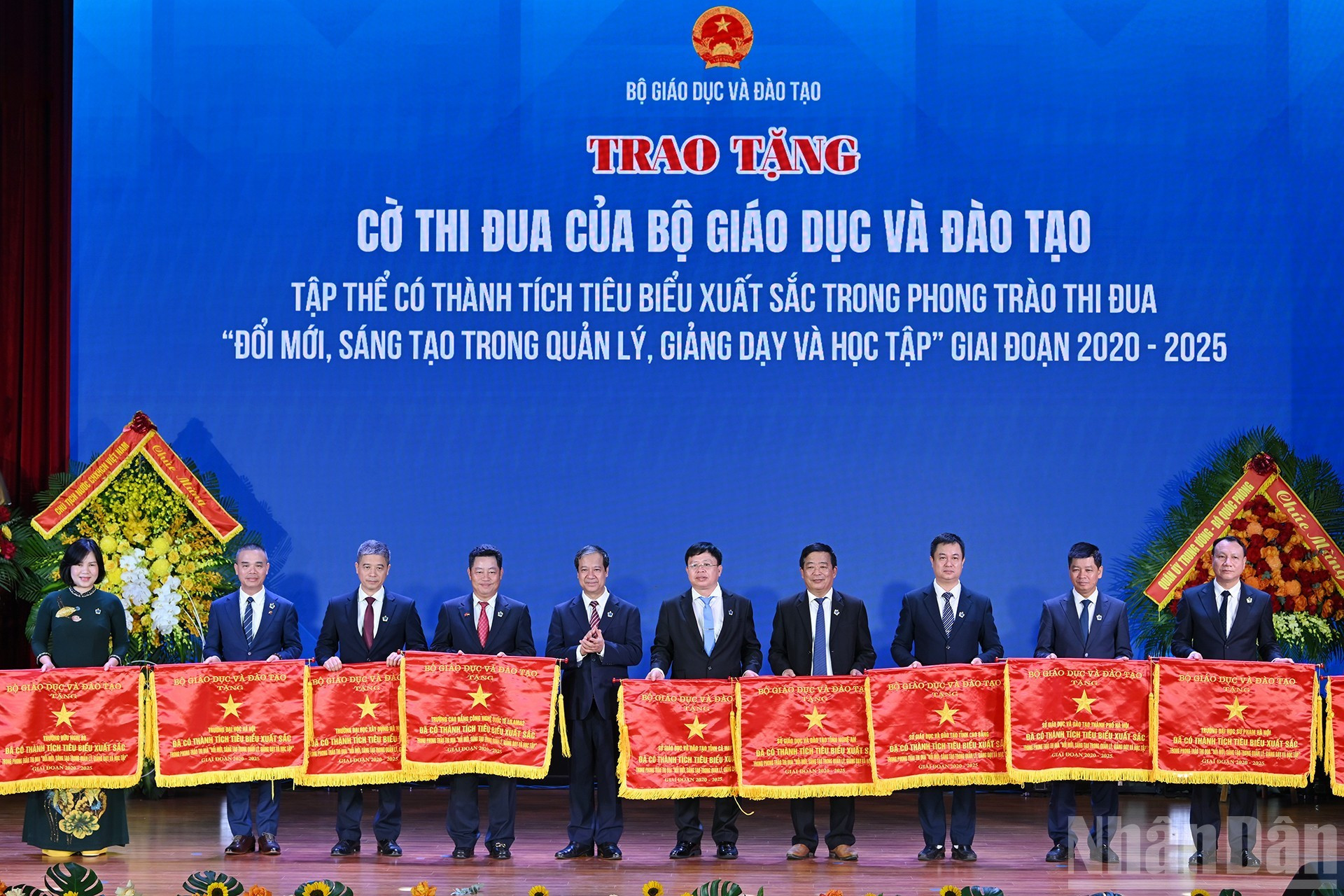 Министр образования и подготовки кадров Нгуен Ким Шон вручает флаги соревнования коллективам, добившимся выдающихся результатов в движении «Обновление и творчество в управлении, преподавании и обучении» в период 2020-2025 годов.