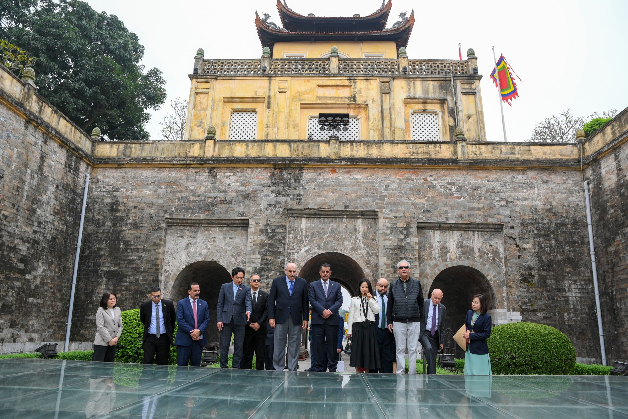 Председатель Палаты представителей Иордании Мазен Турки эль-Кади вместе с делегацией слушает рассказ об археологическом раскопе.