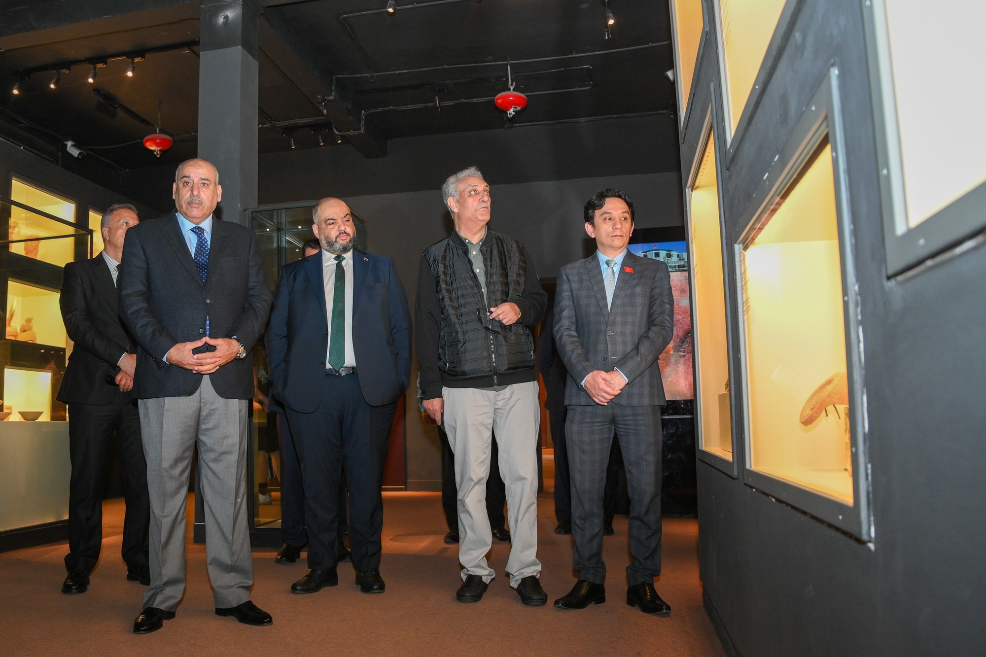 Председатель Палаты представителей Иордании Мазен Турки эль-Кади вместе с делегацией знакомится с экспонатами, представленными в Императорской цитадели Тханглонг.