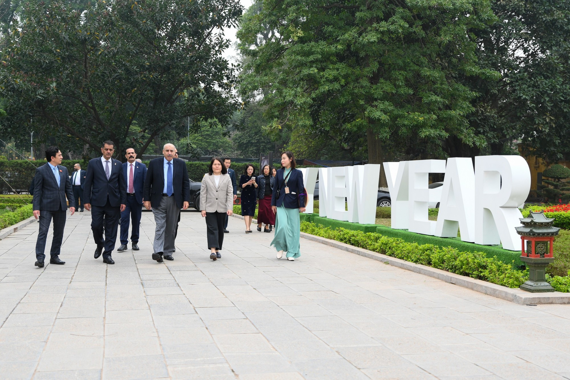 Председатель Палаты представителей Иордании Мазен Турки эль-Кади вместе с делегацией осматривает Императорскую цитадель Тханглонг.