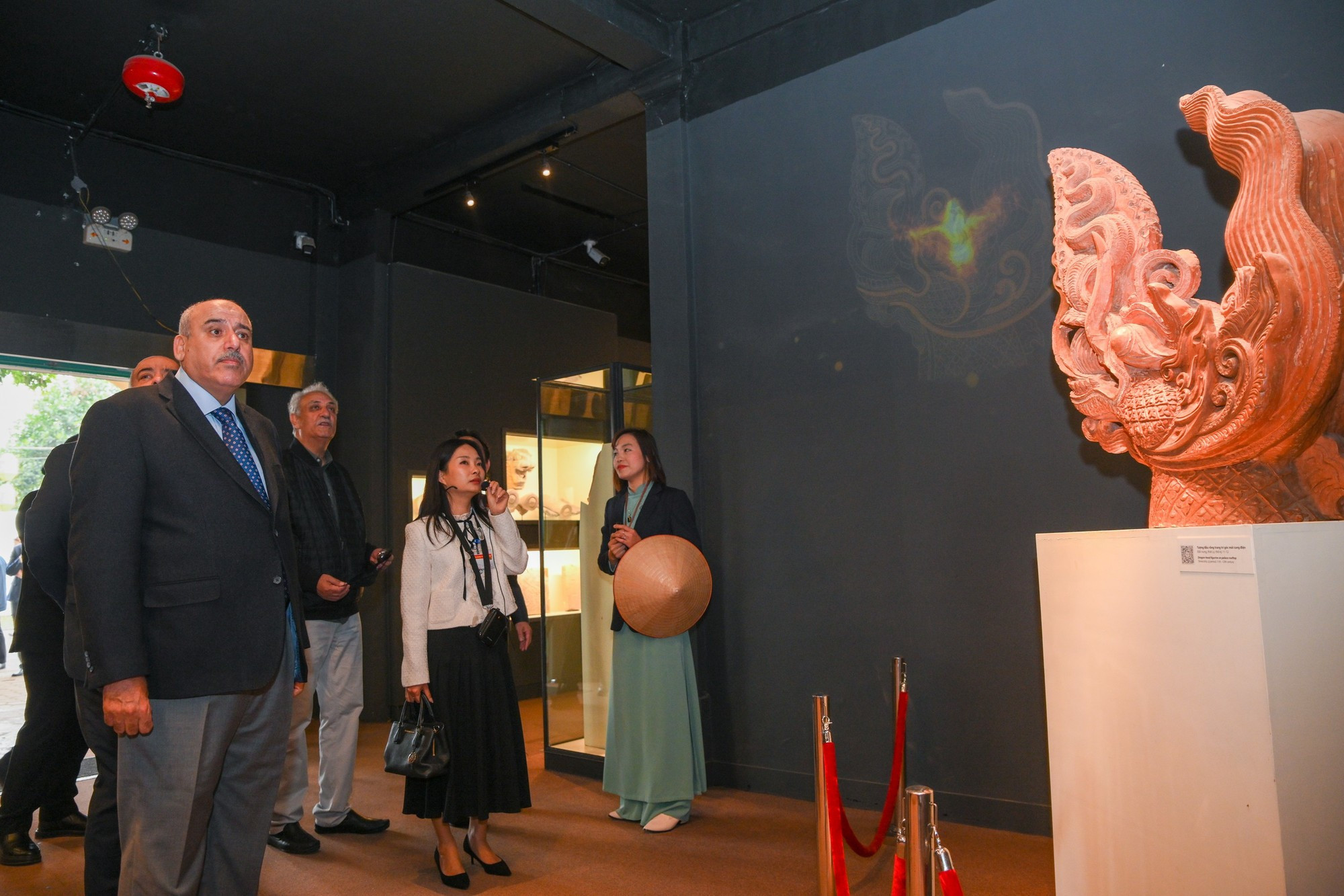 Председатель Палаты представителей Иордании Мазен Турки эль-Кади вместе с делегацией слушает рассказ представителя Центра сохранения наследия Тханглонг - Ханой о тысячелетней истории вьетнамского народа через экспонаты, сохраненные и бережно хранимые на территории объекта наследия, ярко отражающего исторический облик столицы с тысячелетней культурной традицией.