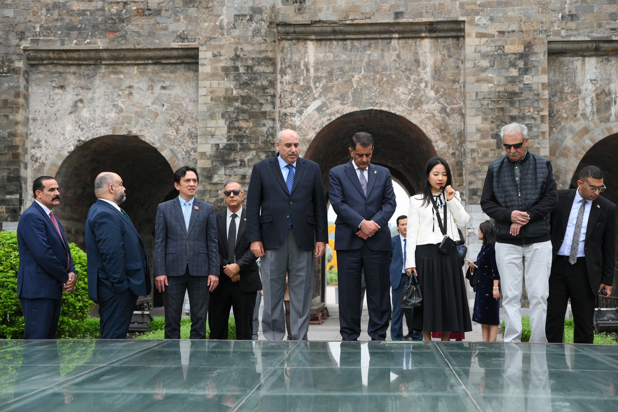 Председатель Палаты представителей Иордании Мазен Турки эль-Кади вместе с делегацией слушает рассказ об археологическом раскопе.