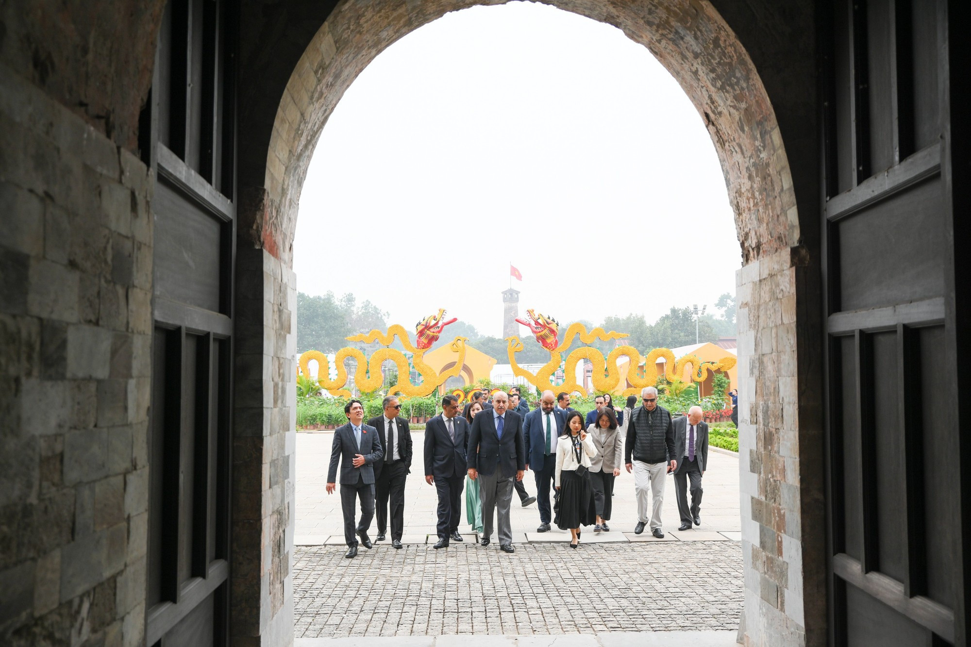 Председатель Палаты представителей Иордании Мазен Турки эль-Кади вместе с делегацией проходит пешком через ворота Доанмон, чтобы посетить археологический раскоп.