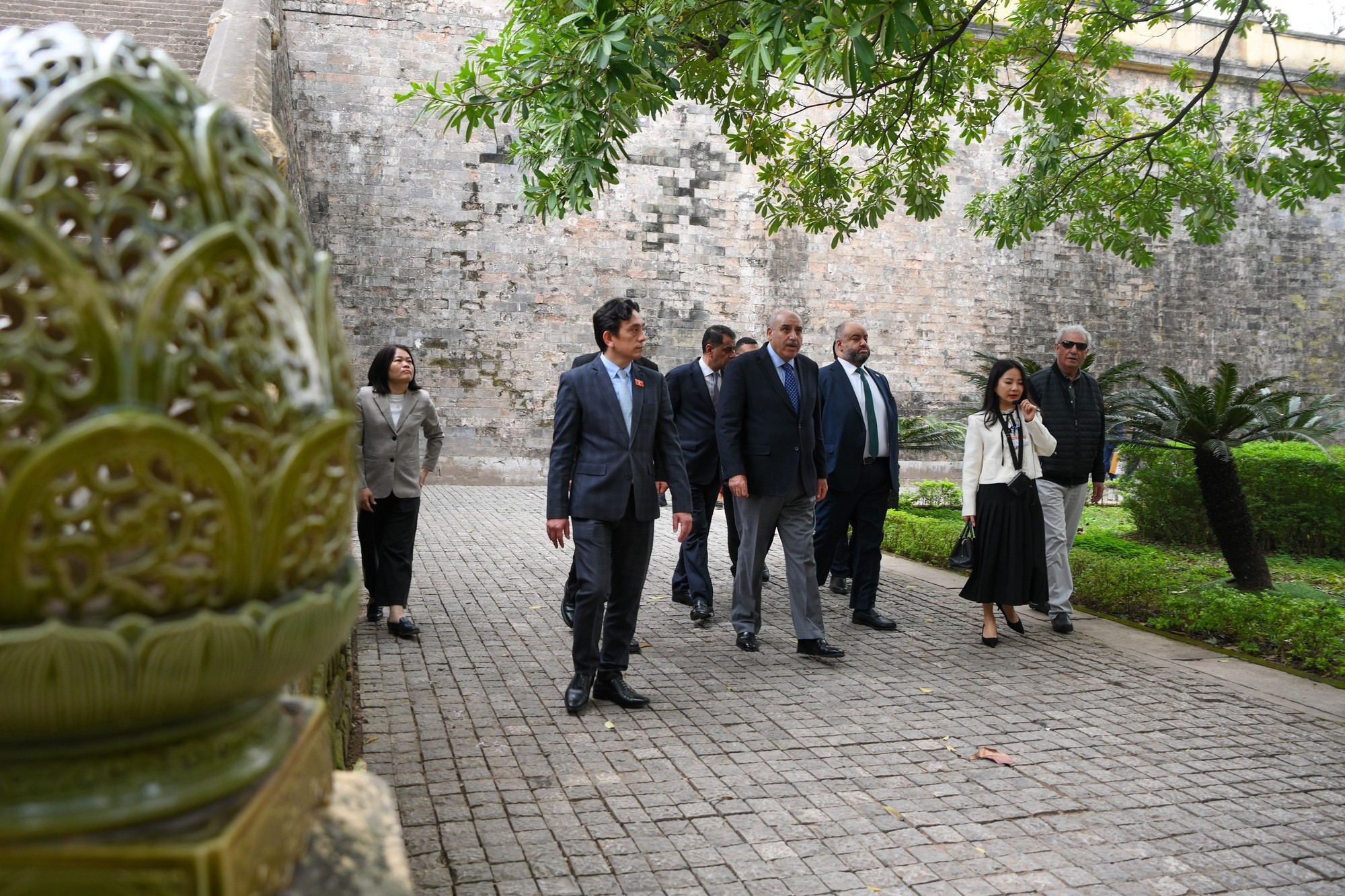 Председатель Палаты представителей Иордании Мазен Турки эль-Кади вместе с делегацией осматривает территорию Императорской цитадели Тханглонг.