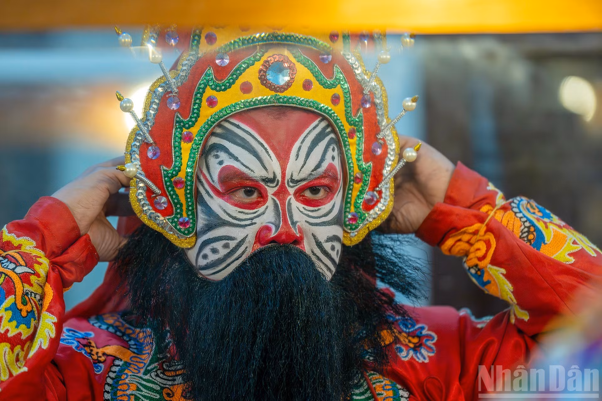 Маска сама по себе привлекает зрителя цветами, но в сочетании с живой мимикой актера она превращается в живое произведение искусства. Роспись персонажей «туонга» позволяет лучше понять красоту и мастерство искусства оформления лиц в традиционном театре.