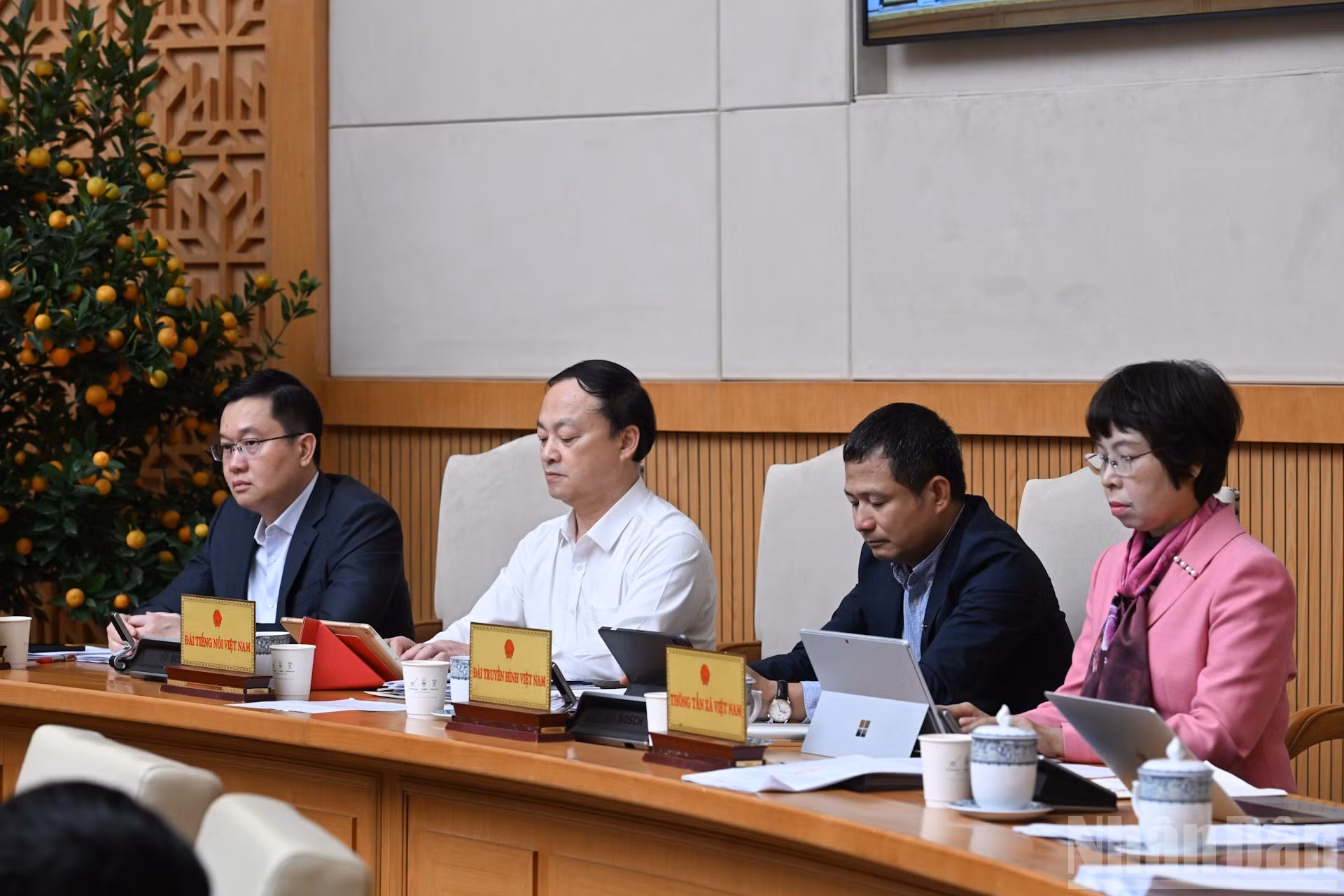 Руководители органов информационных агентств и средств массовой информации на заседании.