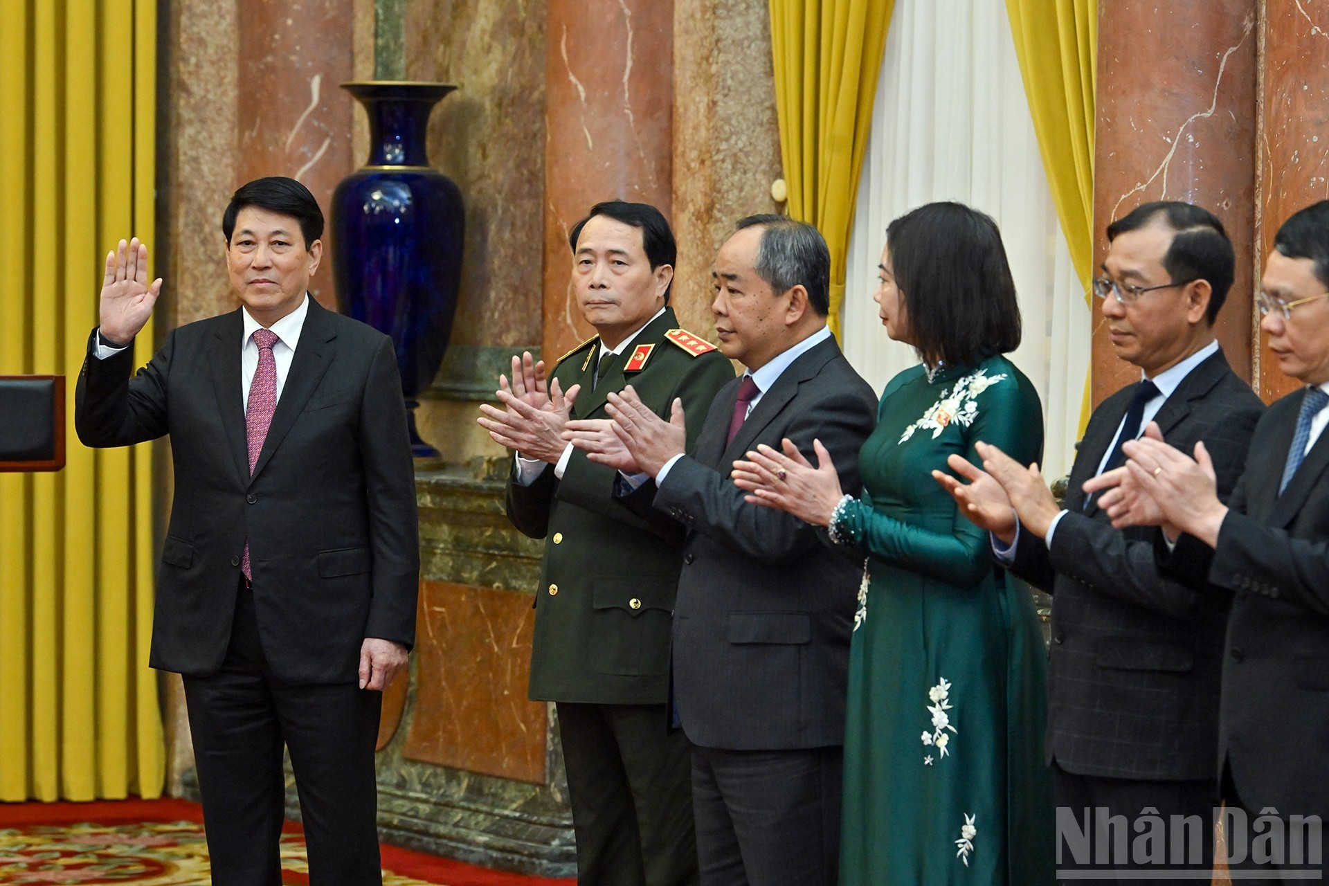 Президент Вьетнама Лыонг Кыонг и участники церемонии.