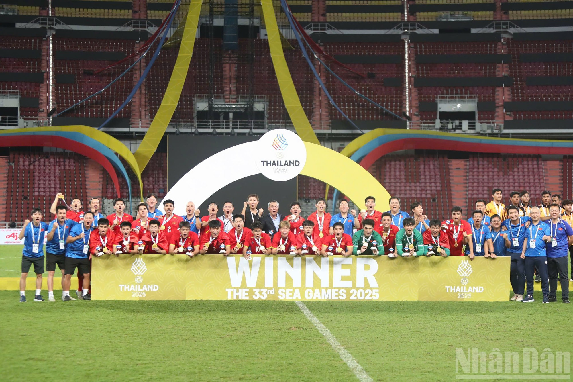 Момент вручения золотых медалей мужского футбольного турнира SEA Games 33 сборной U22 Вьетнама.