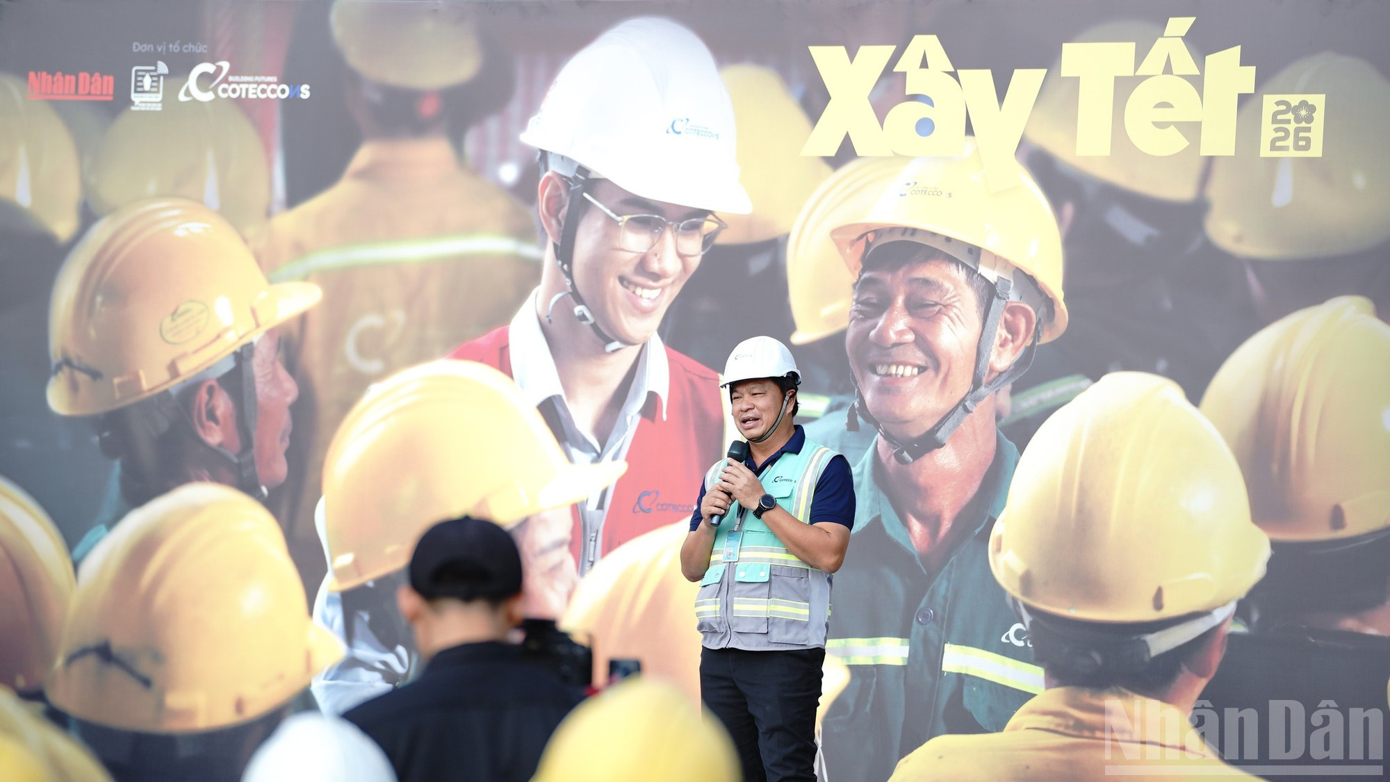 Господин Во Хоанг Лам, заместитель генерального директора «Coteccons», выступает на программе.