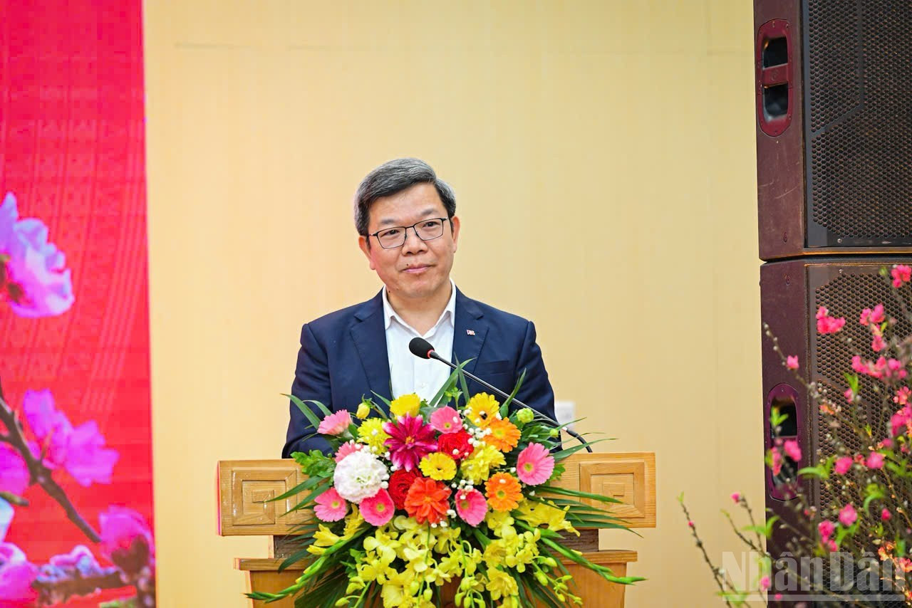 Товарищ Тонг Ван Тхань, Начальник Управления печати и издательского дела Отдела ЦК КПВ по пропаганде, политическому воспитанию и работе с народными массами, представляет доклад о деятельности прессы в период Тэта Бинь Нго.