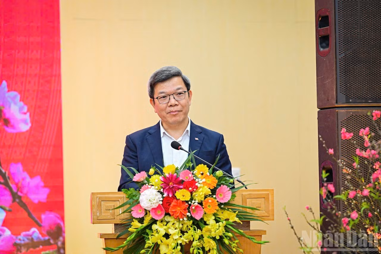 Товарищ Тонг Ван Тхань, Начальник Управления печати и издательского дела Отдела ЦК КПВ по пропаганде, политическому воспитанию и работе с народными массами, представляет доклад о деятельности прессы в период Тэта Бинь Нго.