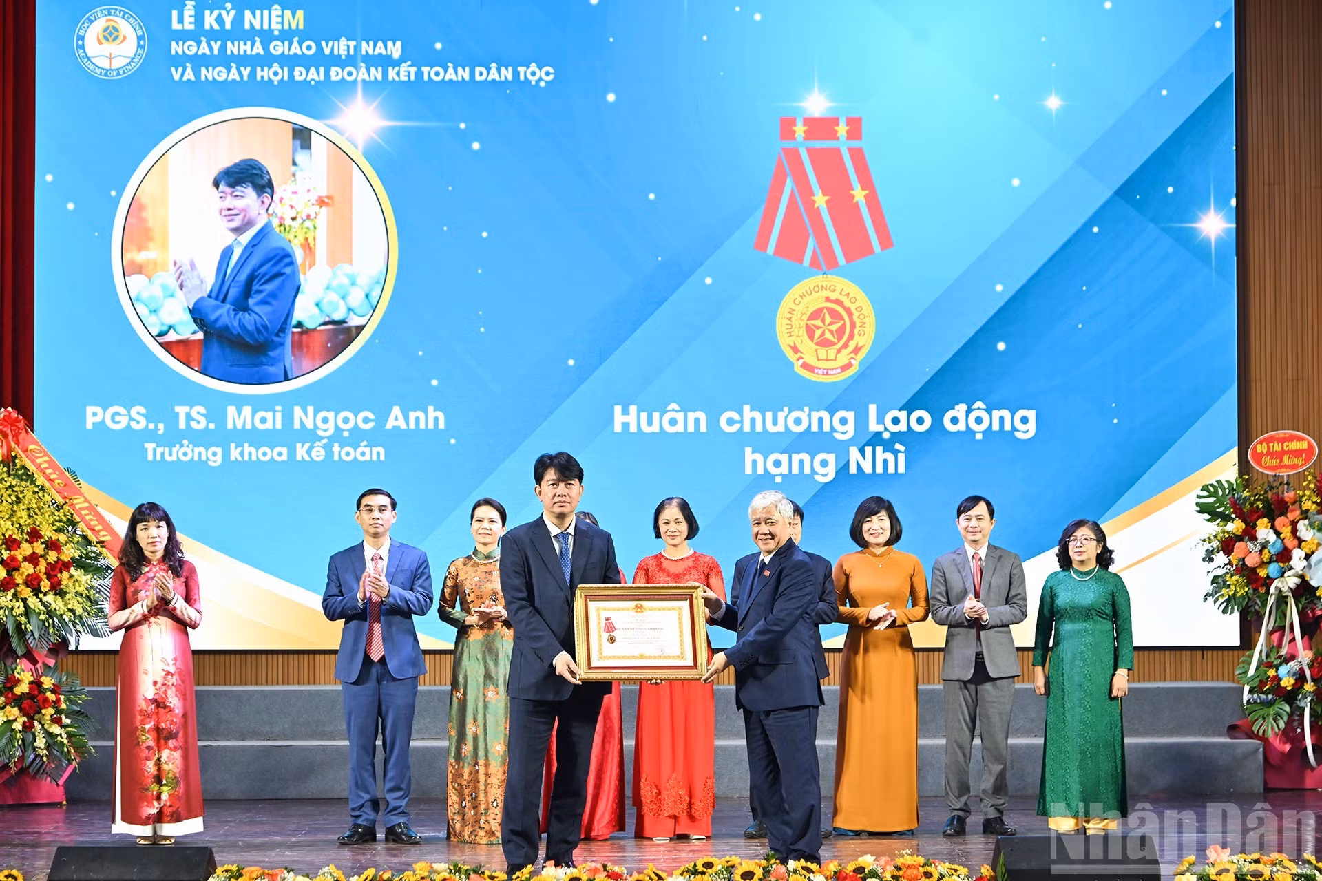 Заместитель председателя НС До Ван Тьиен вручает Орден Труда второй степени доценту, кандидату наук Май Нгок Ань, заведующему факультетом бухгалтерского учета Финансовой академии.